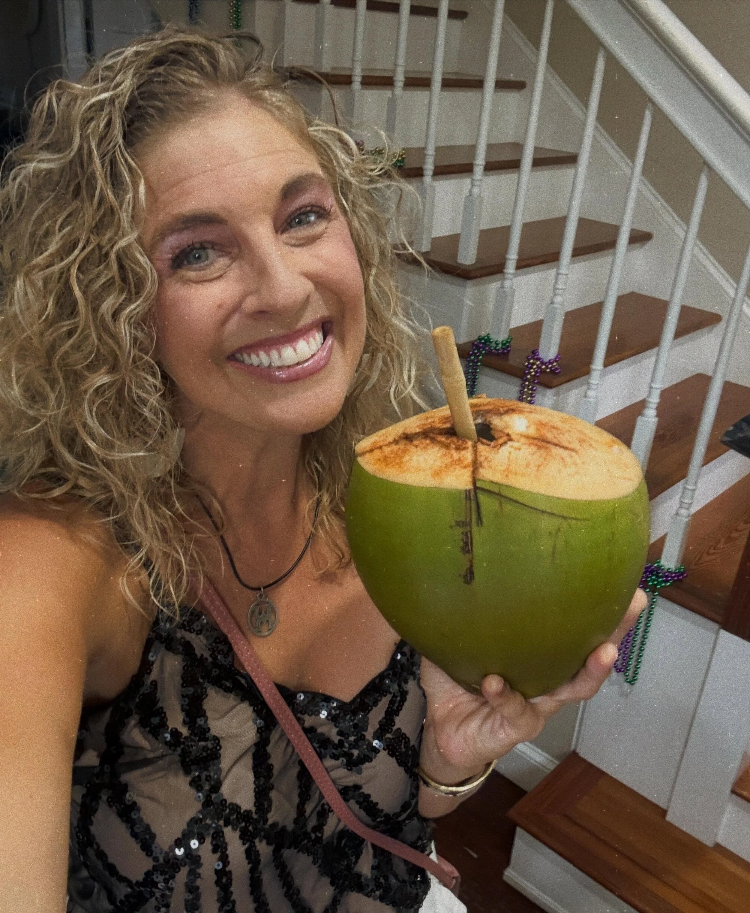 Join me for a coconut drink today @islanddogsbar  Noon-3pm 
@ericasunshinelee 
#coconuts #ericasunshinelee #keywest #floridakeys #countrysinger 
🥥 🏝️🤩🌺🌅🇺🇸⭐️💕😊
