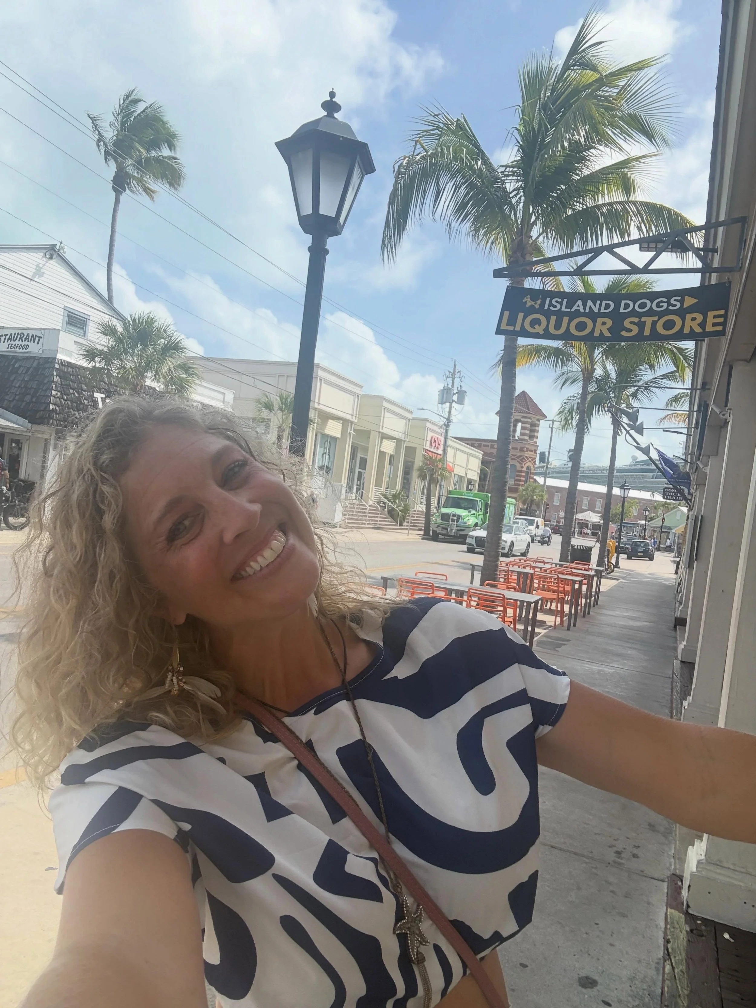 So obsessed with that Key West blue&hellip;last show @islanddogsbar til winter, come hang 12-3pm today for a fun Thirsty Thursday&hellip;
🤩🌅🏝️😊😁⭐️🌺🫶 #keywest #floridakeys #singersongwriter #keywestblue #ericasunshinelee @ericasunshinelee 
Prou