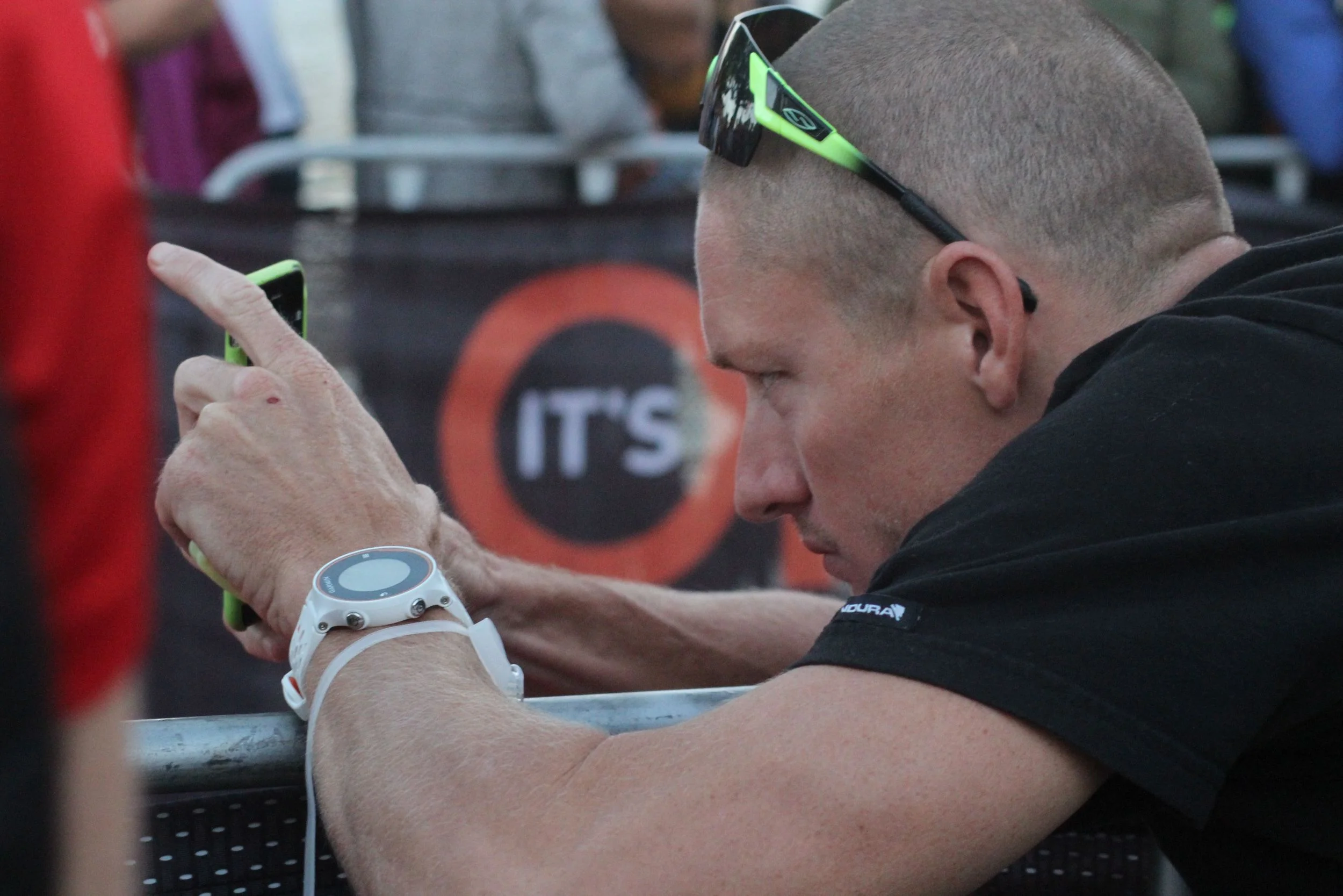 Luke M - taking pic of Beth - swim start.jpg
