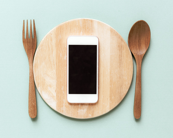 mobile-phone-served-on-wood-plate,-concept-and-idea-667264198_726x484.jpg