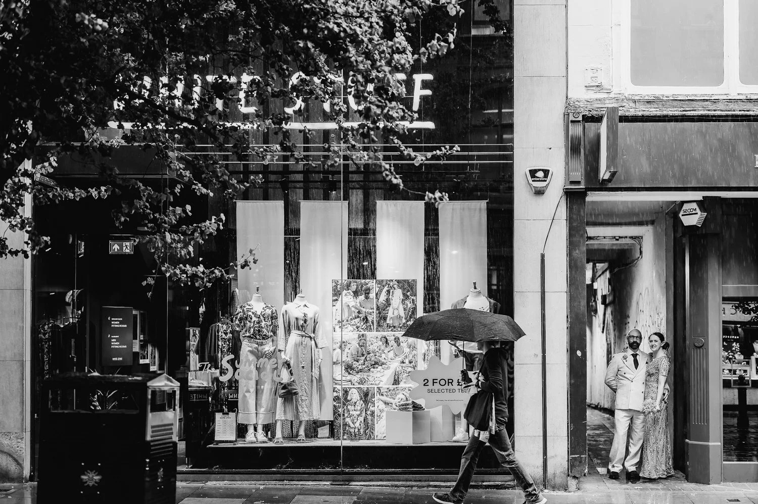 Laura &amp; Luke - A Beautifully Chaotic Rainy Manchester Wedding - Manchester Wedding Photographer