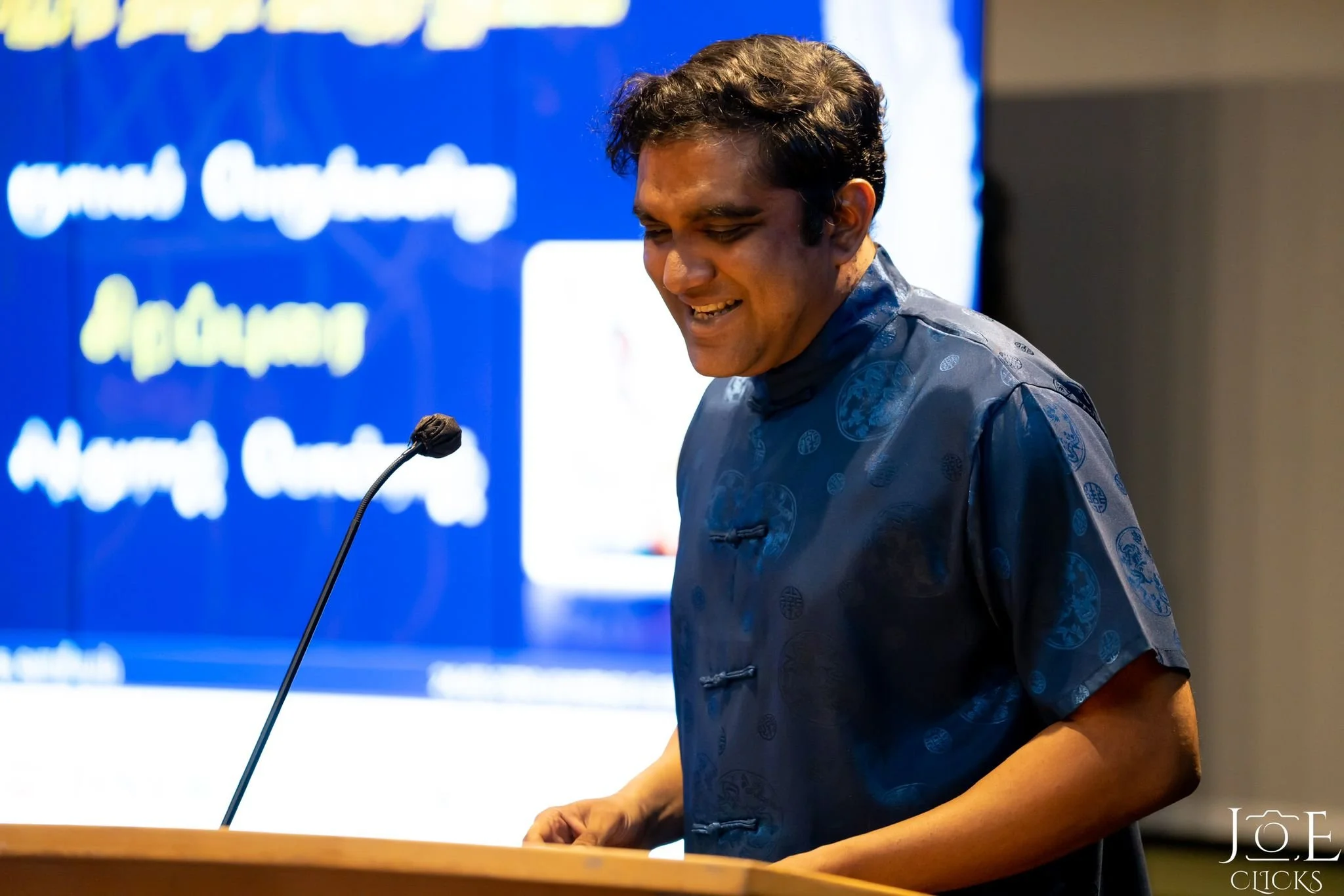 சன்னலில் வெளியே அமர்ந்திருந்த கவிதை  /  Poem Outside My Window by Sithuraj Ponraj