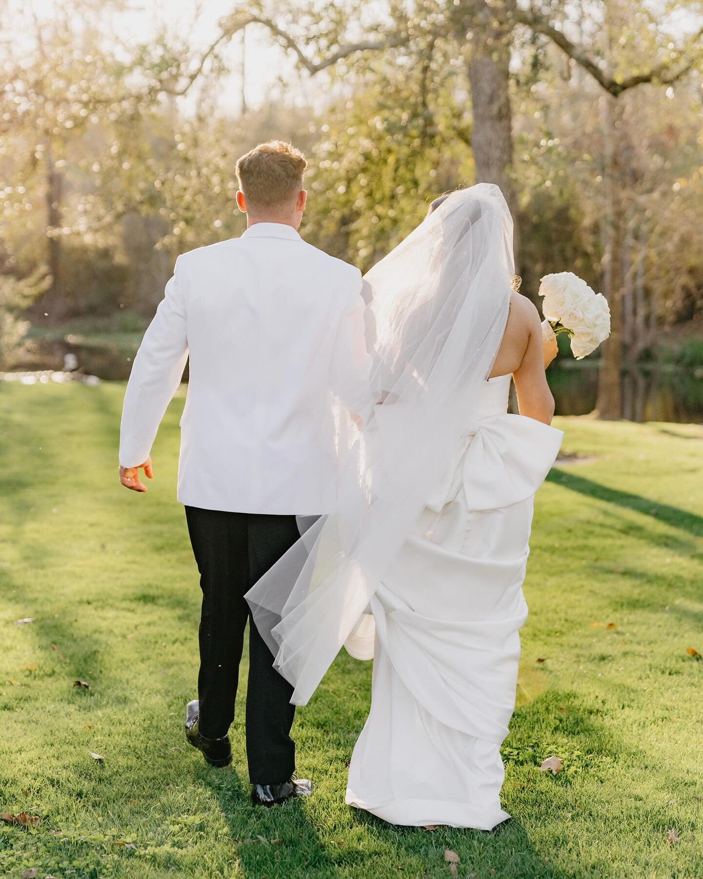 Just married glow✨  this spring has already had so many beautiful weddings &amp; sessions and I can&rsquo;t wait for many more!