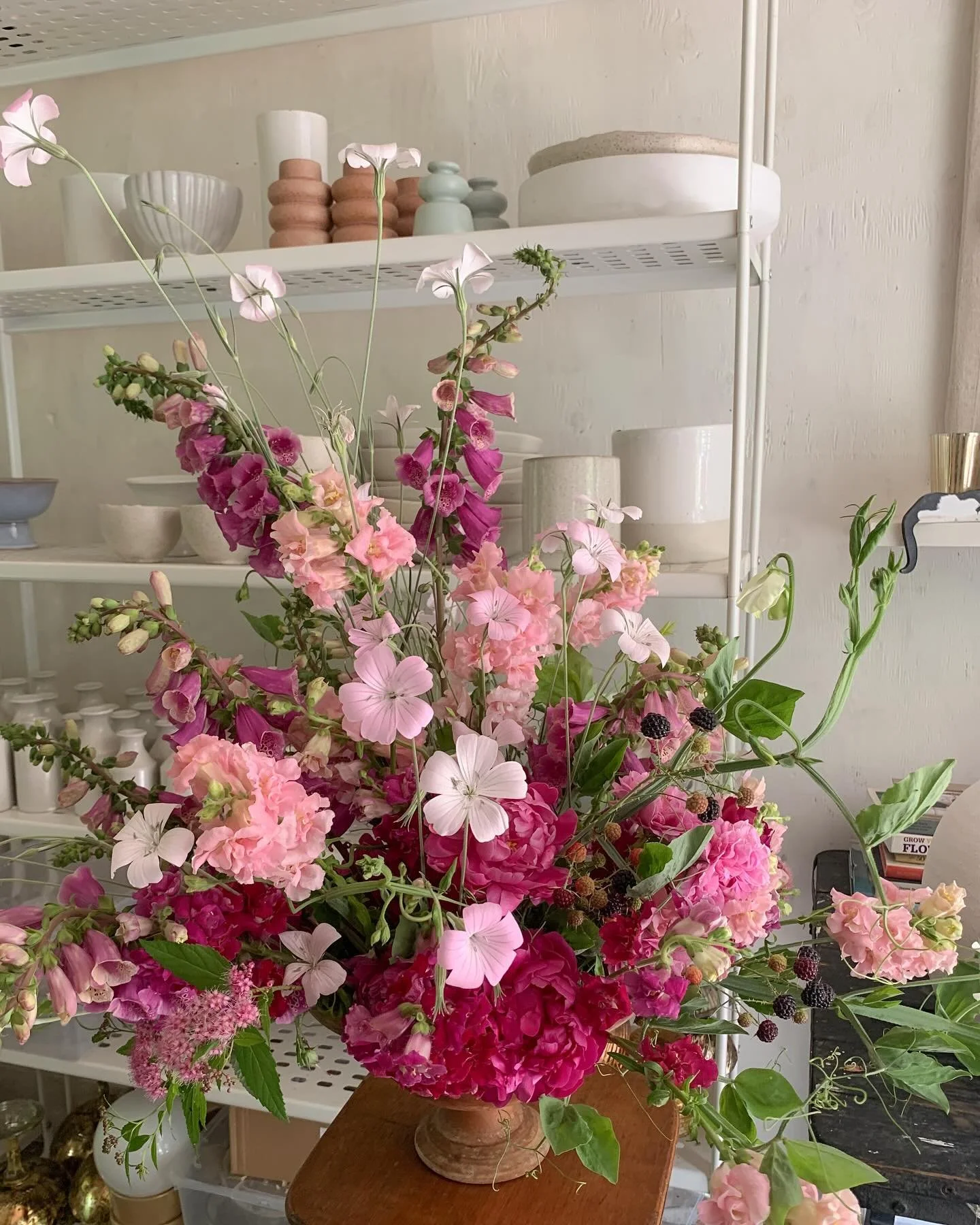Juillet la chaleur, la mer, les fleurs, les beaux soupers, les cours de fleurs, les mariages, les fleurs locales partout, les journ&eacute;es lentes&hellip; et une nouvelle ann&eacute;e solaire qui commence 🎂