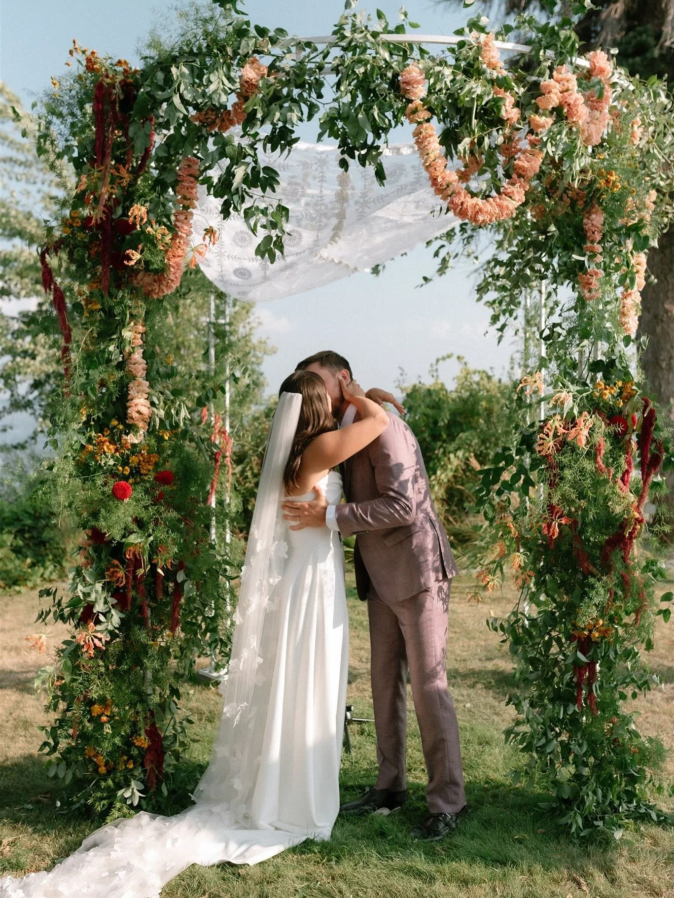 Le mariage de L + M dans l&rsquo;&oelig;il de @lesmariagesdejulia par @stori.events au @forestandstreamclub 
Avec les dahlias et lisianthus de @aubeaupre et les rudbekia de @prune_les_jardins