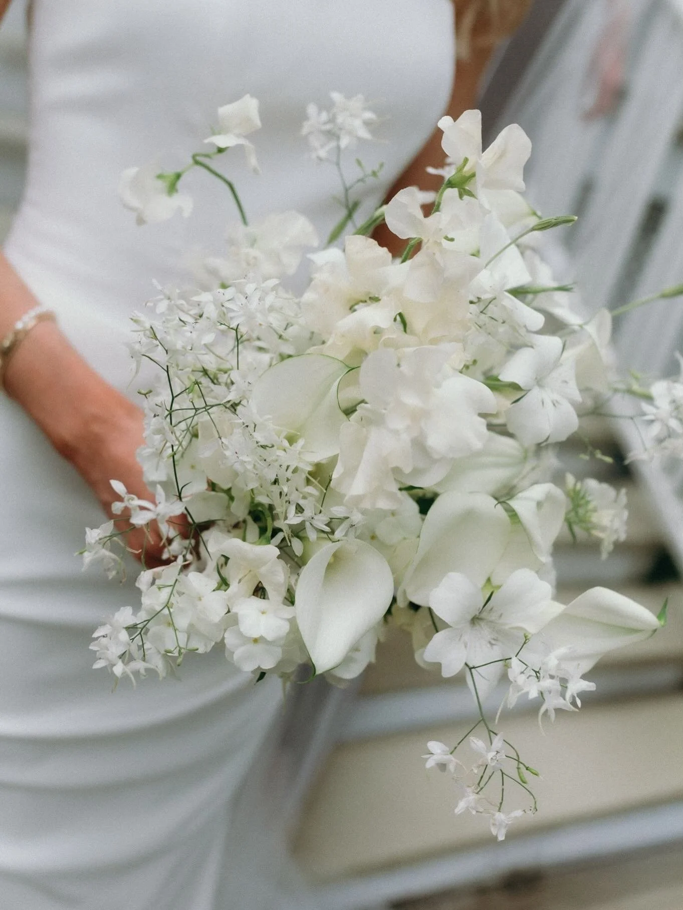 H&eacute;l&egrave;ne et Alexandre en juin dernier par la talentueuse @lesmariagesdejulia au @le.flanc.nord avec les fleurs de @prune_les_jardins et @origine_fleurs