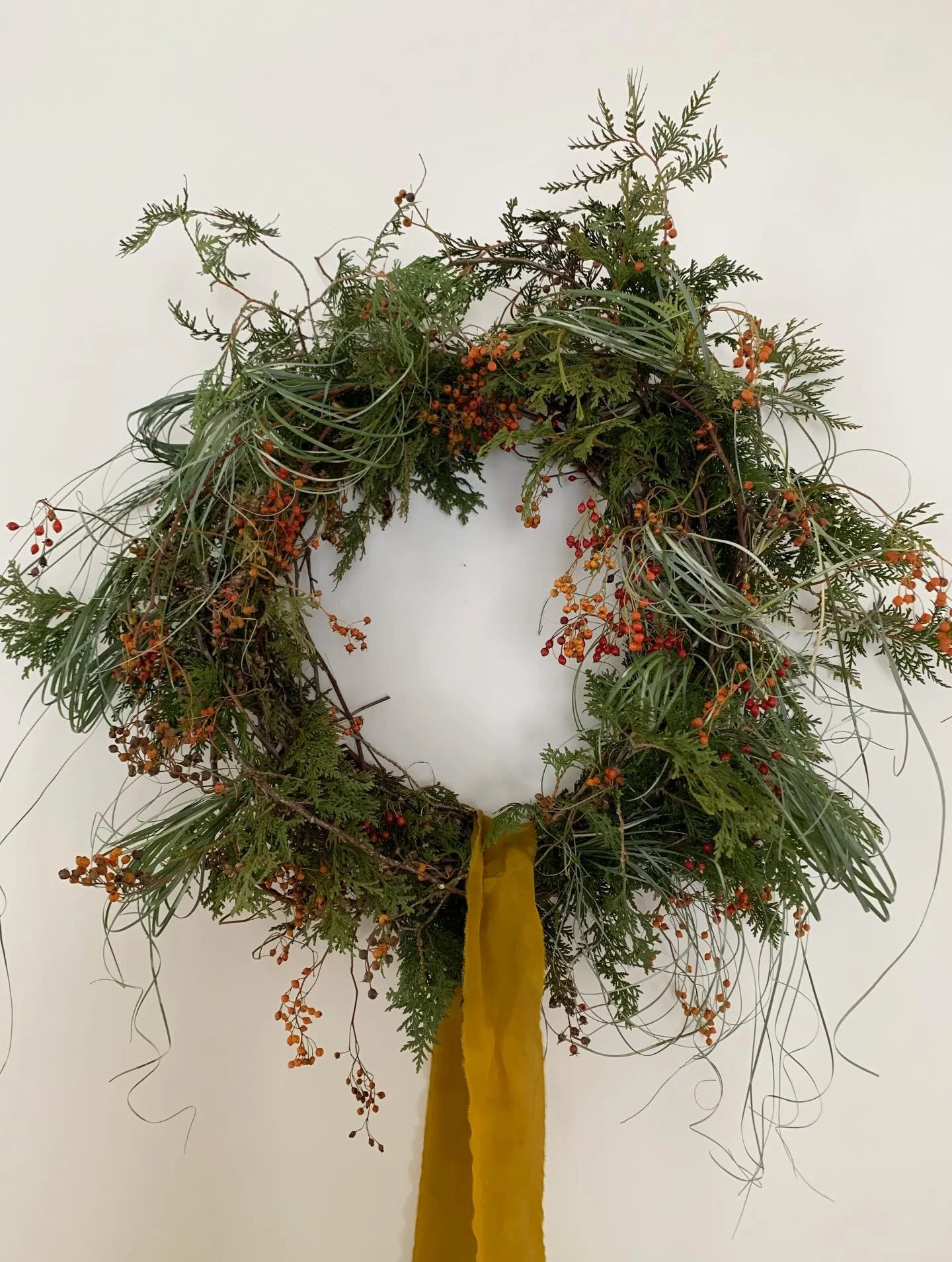 Couronne spontan&eacute;e de c&egrave;dre , &eacute;glantier , bare grass et Titi 🐈&zwj;⬛