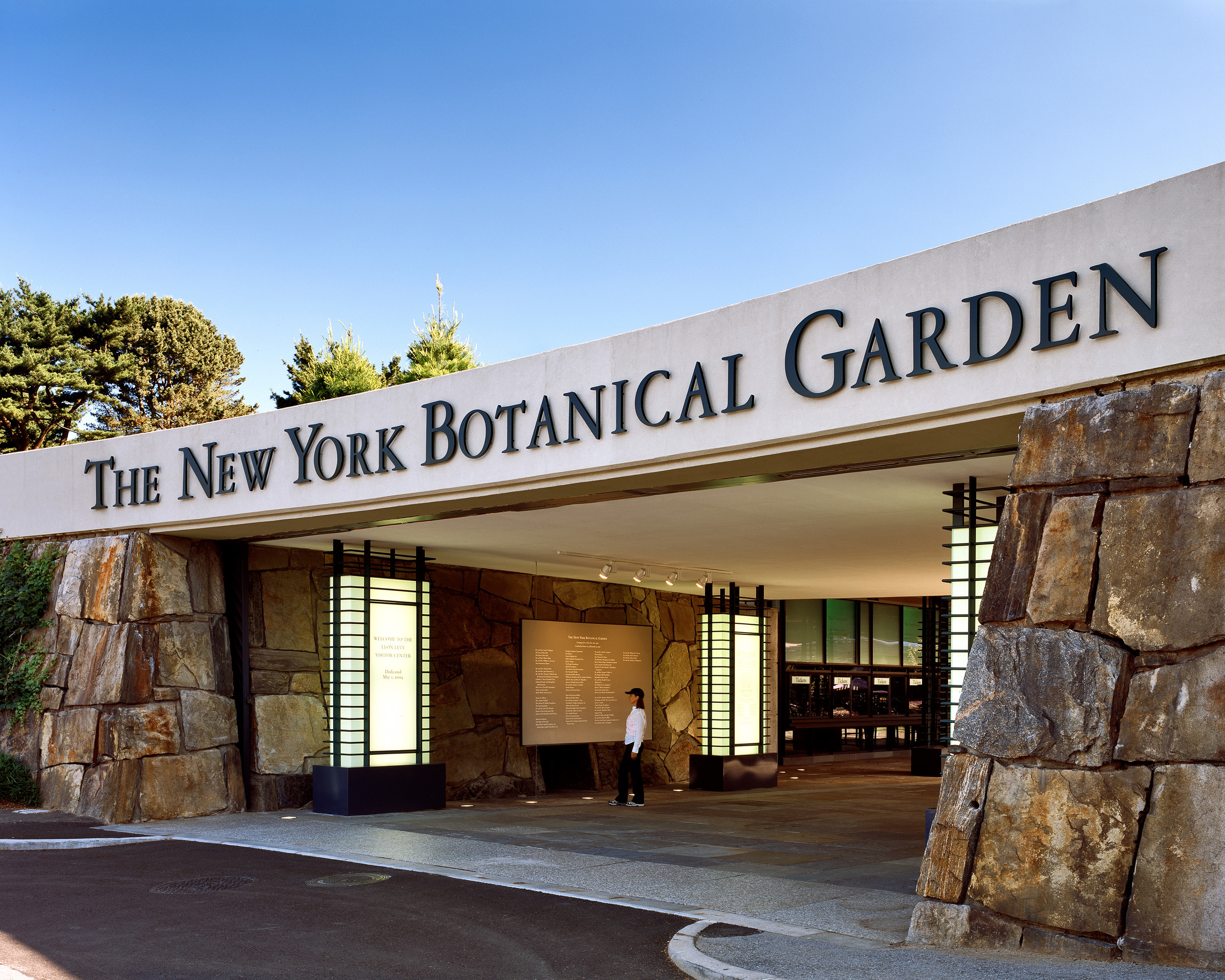 Leon Levy Visitor Center New York Botanical Garden The Bronx, New York The Leon Levy Visitor Center sits at the New York Botanical Garden’s Conservatory Gate, creating a new front door to this venerable “museum of plants.” The project consists of