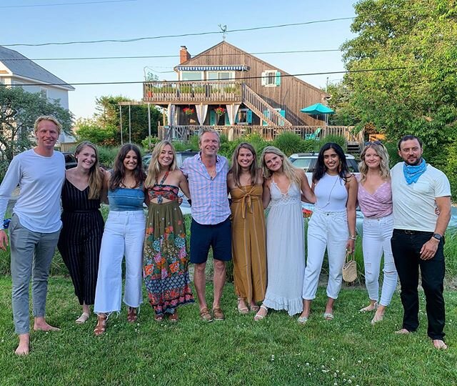 Last night&rsquo;s dinner party crew ...so much fun👗🧜🏻&zwj;♀️🌅🤗🏄🏼&zwj;♀️🌊🍾 #bostoncollegegraduates #classof2020🎓🎓👏👏🎉🎉😉😉