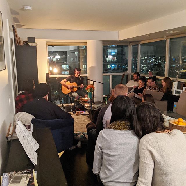 A lovely couple decided to mark their one year anniversary with their first @artery.is 🙏🏽 Taking in Jordan Hart&rsquo;s cozy performance in hist Dorsa's living room. Start as you mean to go on. #everyspaceisastage #arteryto #paperanniversary #lyric