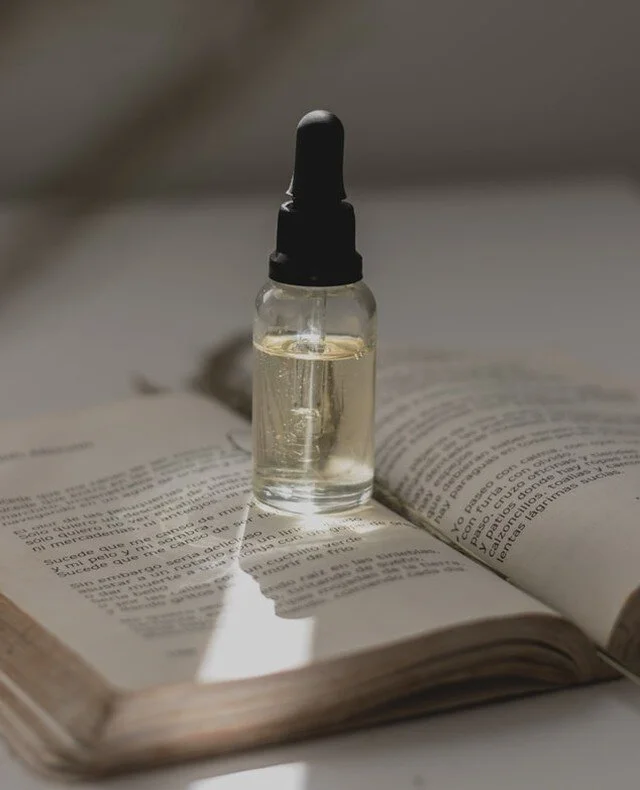 2 of our favorite things: books and potions 💦 There's always something to learn, especially when working with the vast benefits and properties of botanicals. What are you reading about these days? ⁠
⁠
#votm #votmperfume #villaofthemysteries #botanic
