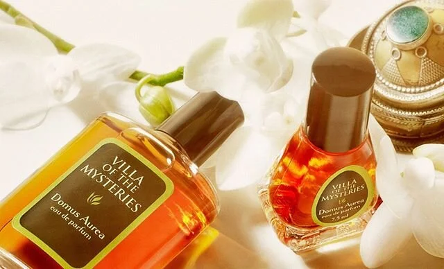 Named for Nero’s Golden House in Rome ✨ Domus Aurea is a blend of moroccan rose, cinnamon bark, and labdanum. It's composed of a playful floral top and gives way to a warm, rosy heart and finishes with a rich, resinous amber characterized by warm ove