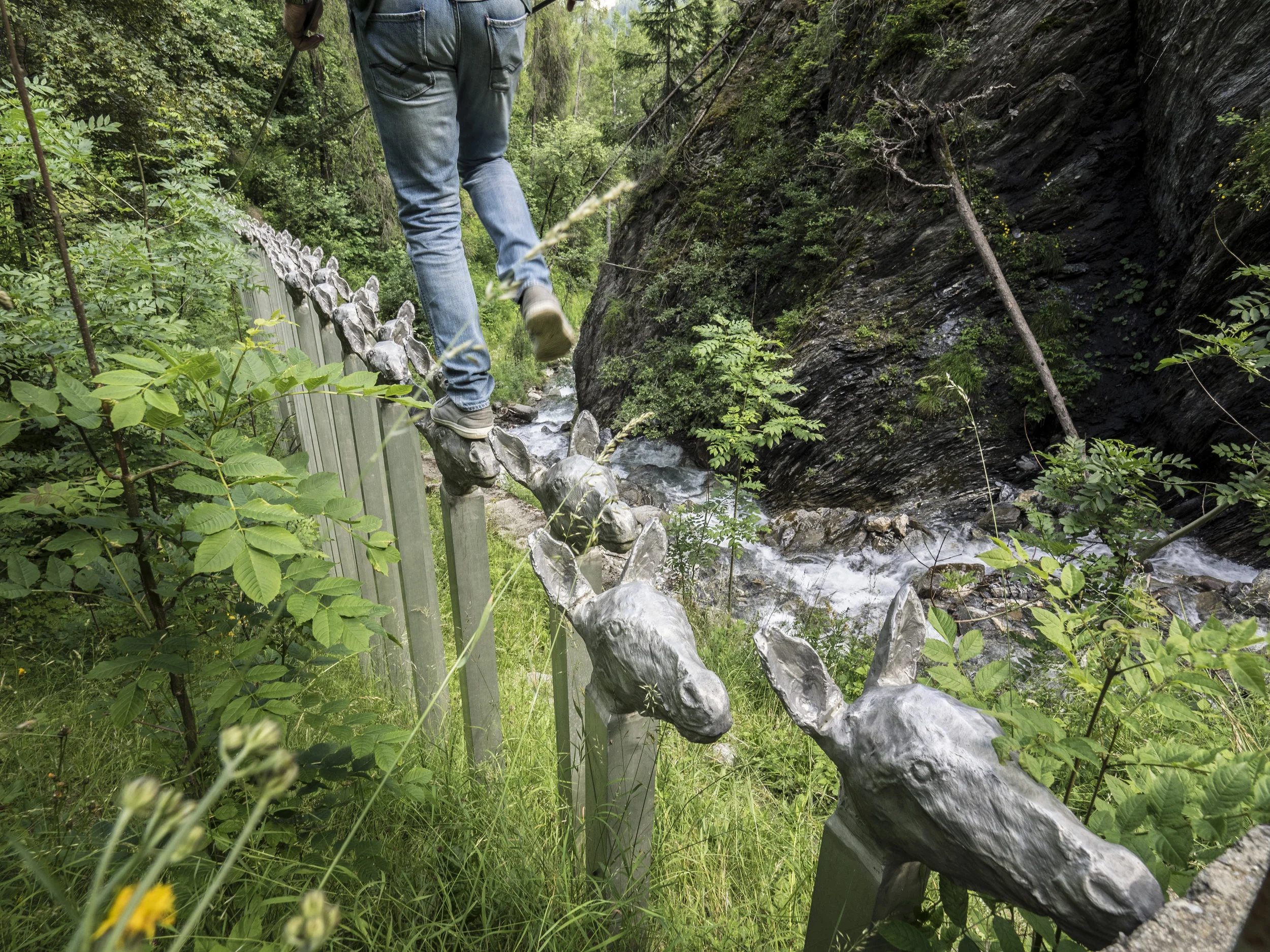  Begehbare «Eselsbrücke» im Parkin, dem Skulpturenpark in Sent. Geschaffen haben ihn Not und Duri Vital während sieben Jahren 