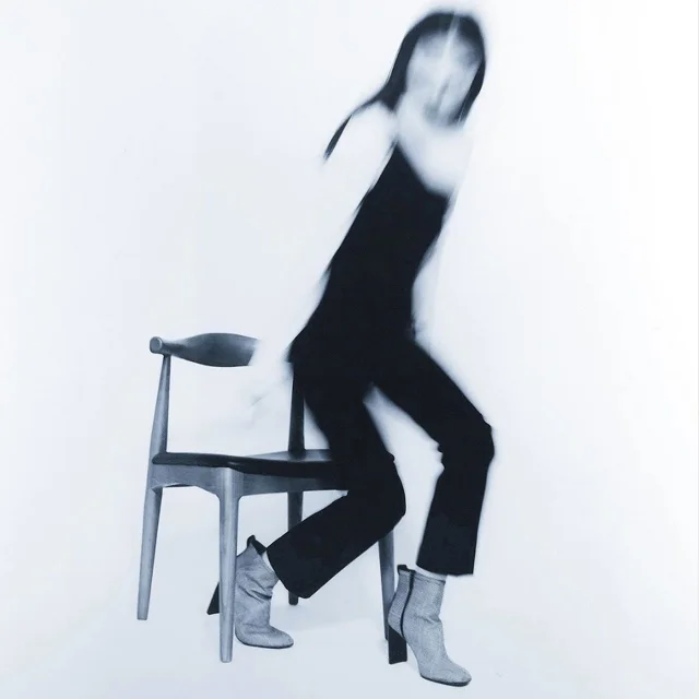 course-image_girl-chair.jpg