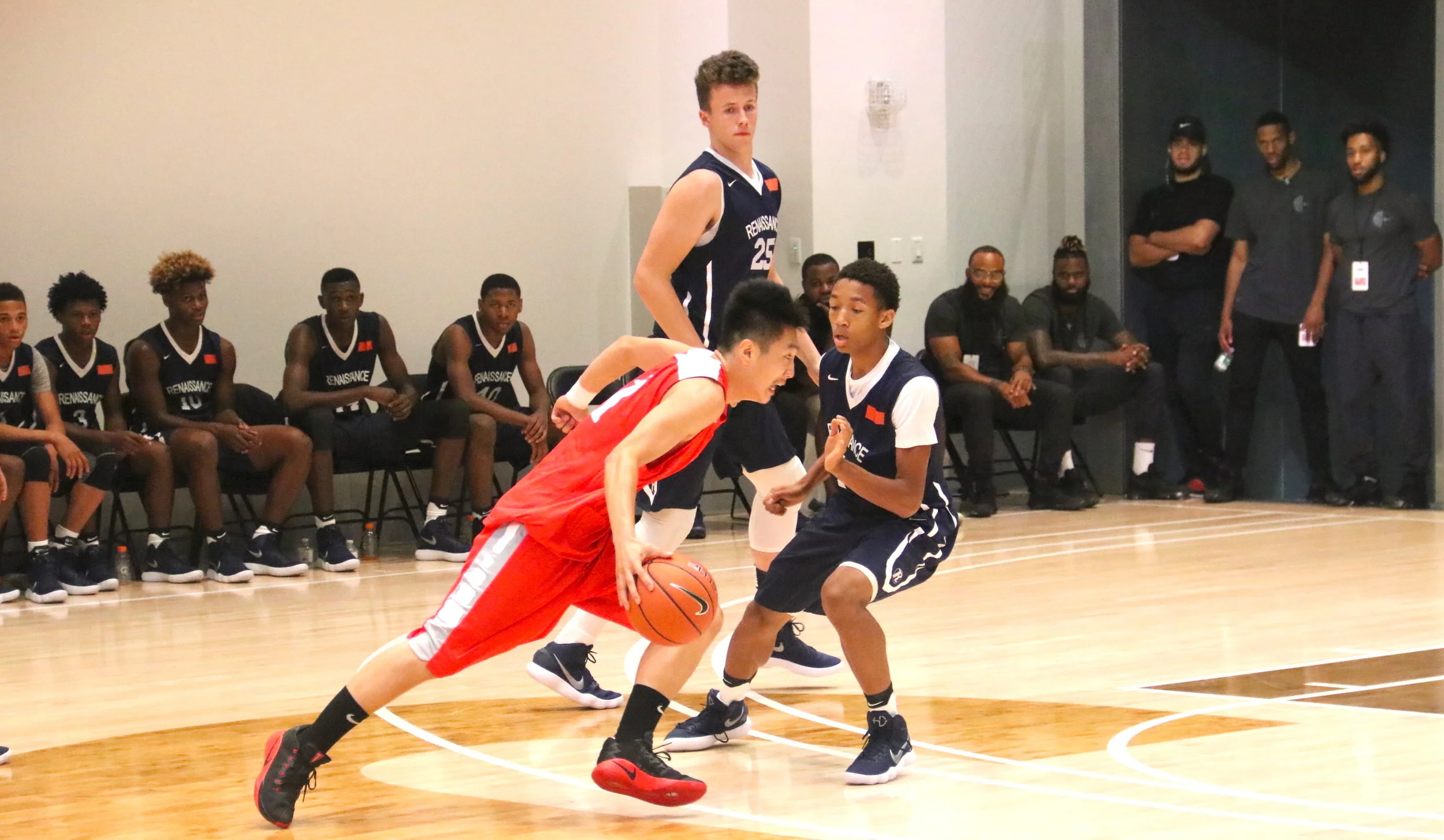  Chinese and US middle school teenage players compete during a friendship competition at Nike's headquarter in New York City on Sept 25, 2017.  JUDY ZHU / CHINA DAILY (20170926 China Daily USA Page 2)   http://usa.chinadaily.com.cn/a/201709/26/WS5a0b