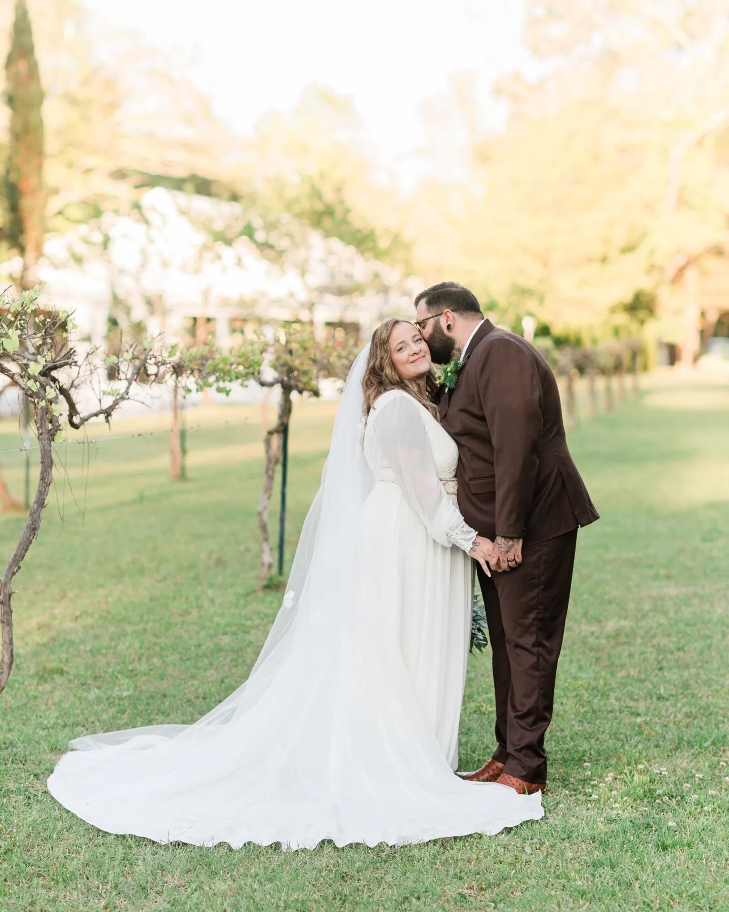 We're now on the other side of our hectic Masters week and diving back into our previously scheduled editing and Spring wedding season and so very badly wanted to share a few photos from Evan and Bianca's absolutely perfect wedding day at @thevinesof