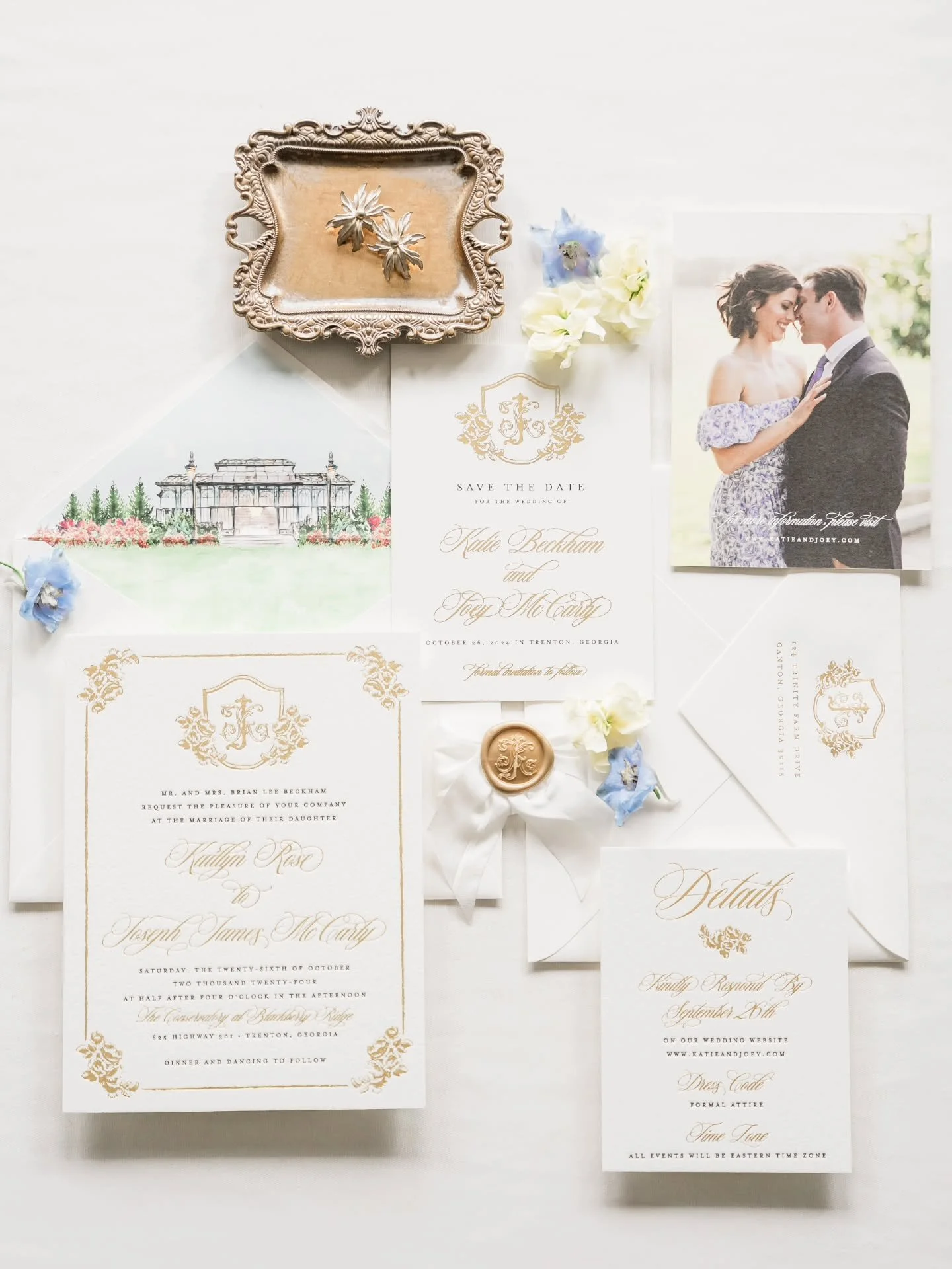 Who doesn't love a gorgeous custom watercolor in their invitational suite? Not to mention when it's @blackberryridgega as the subject. It adds such a beautiful and custom touch to the detail photos.