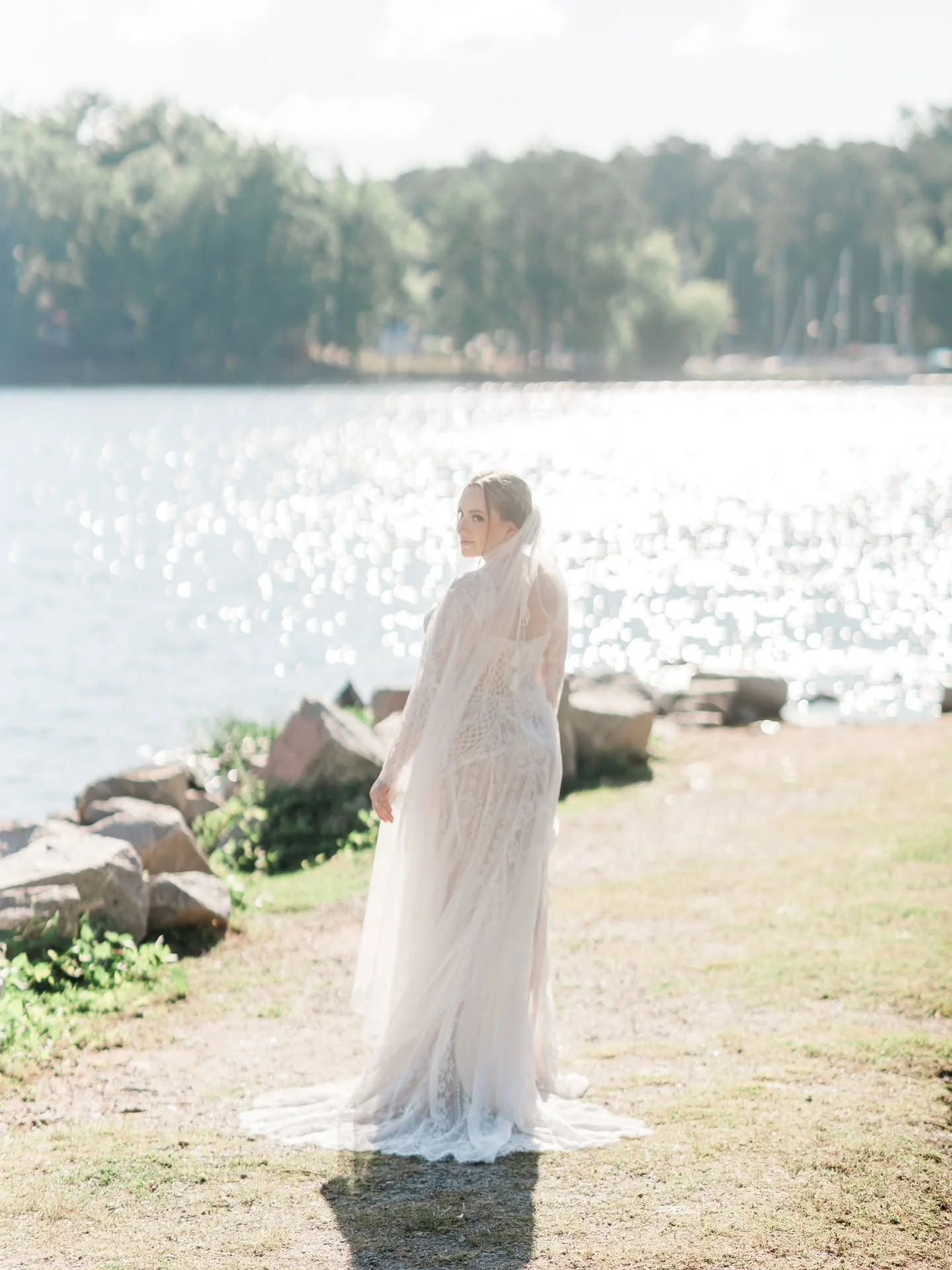 We are excited to share some of the bridal portraits of one of the sweetest brides ever, @lil_ogoodwin and how about this dress from @thedressingroomsouth @gesineesbridal