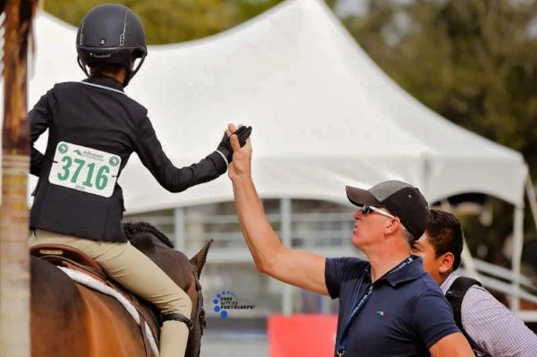  Freddie Vazquez praises Chloe Jhin on a job well done. Photo by Anne Gittins Photography