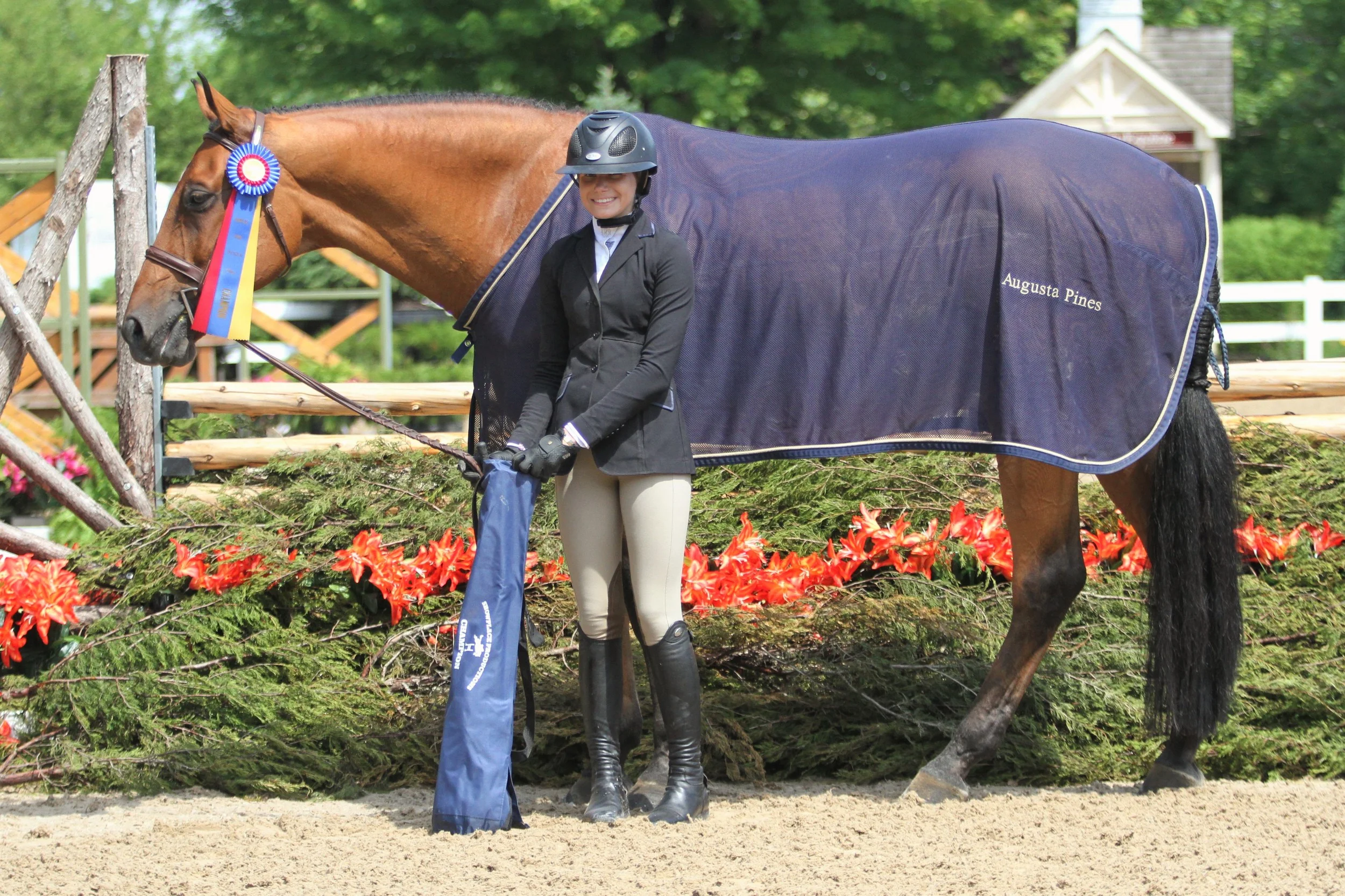 Coachella and Sloan Hopson Small Junior Hunter 17 & Under/Large Junior 15 & Under Division Champion It’s déjà vu for Coachella and Sloan Hopson this week, as they take the title again in their division.