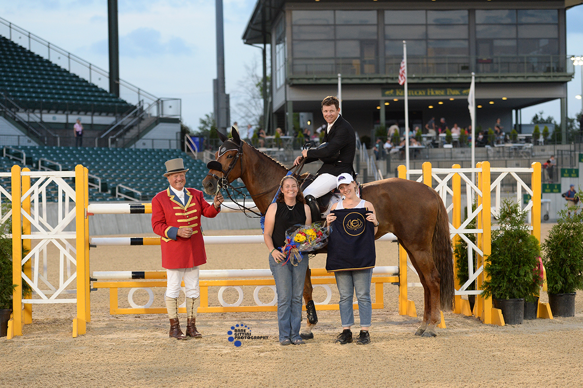 Shane Sweetnam and Chaqui Z accept their award. Photo by Anne Gittins Photography.
