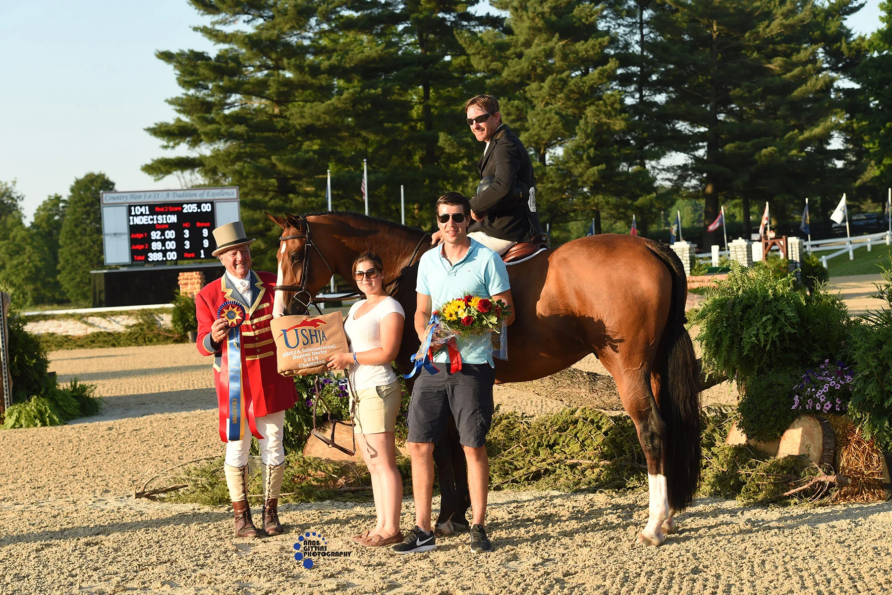 Timothy Maddrix and Indecision accept the award from ringmaster John Franzreb and Maxime Tyteca and Niels Haesen from Stal de Eyckenhoeve. Photo by Anne Gittins Photography