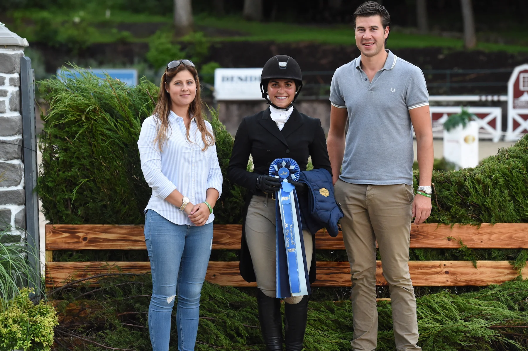 Maxime Tyteca and Niels Haesen from Stal de Eyckenhoeve presented the Top Trip of the Day to Alexandra Desiderio. Photo by Anne Gittins Photography