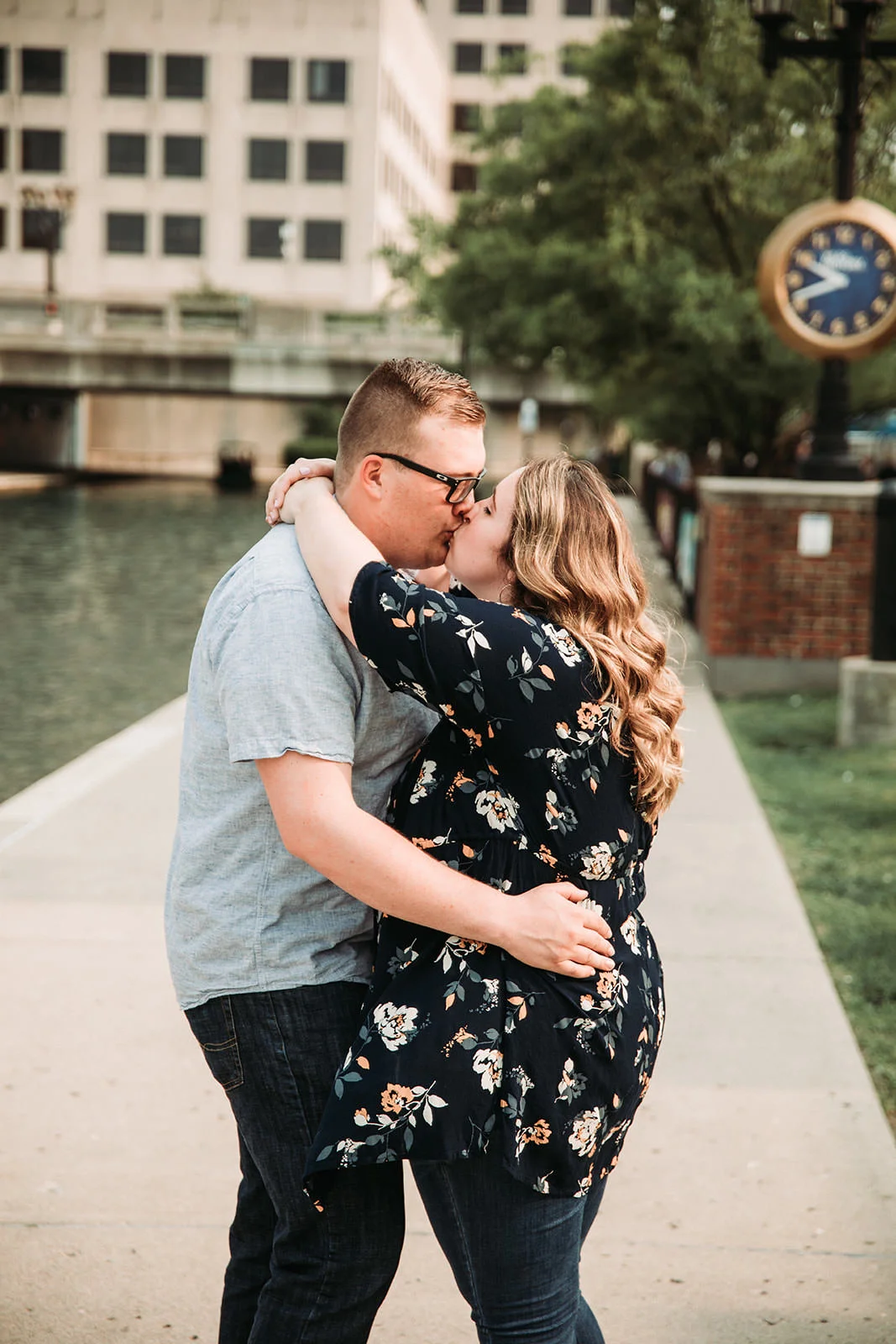 DowntownIndianapolisSpringEngagementPhotos-30.jpg