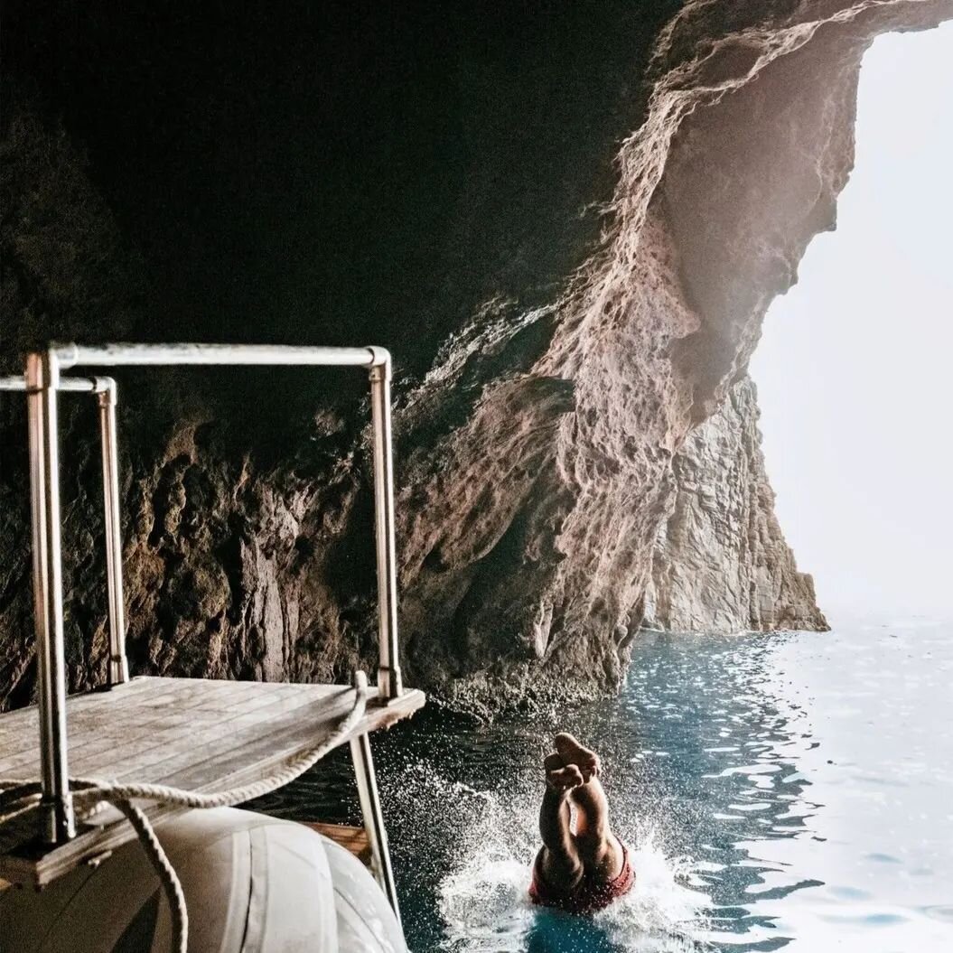 'Il tuffo&quot; 
Would you dive in? 
#thebigblue #wanderlust #islandlife #tuscanarchipelago #mediterraneanlife