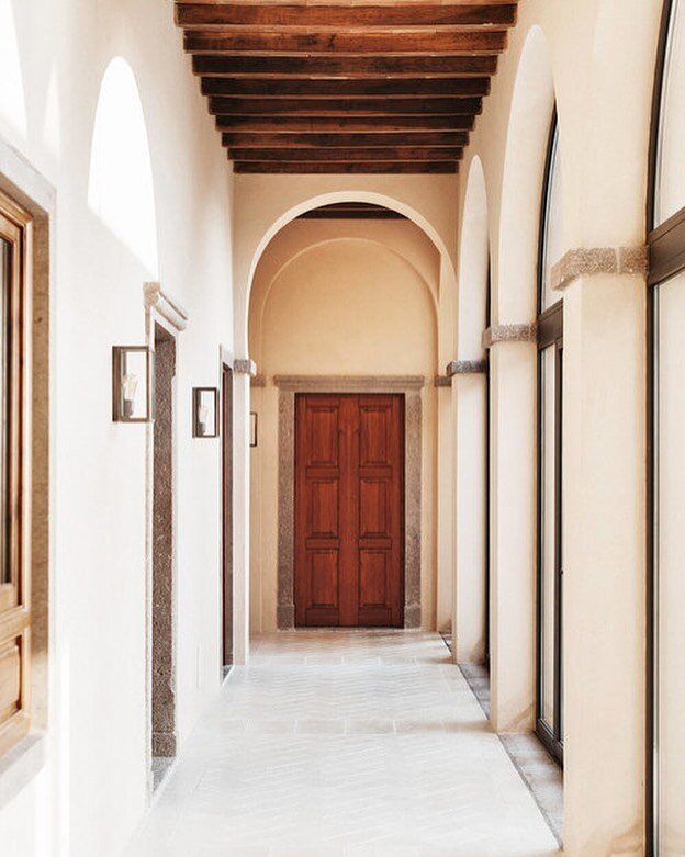 Long corridors lead to large airy bedrooms with original vaulted stone or fresco ceilings.
.
.
.
Photo Credit @stephdraime @edocerruti 
.
.
.
#fortesangiorgio #italianarchitecture #architecture #italy #tuscany