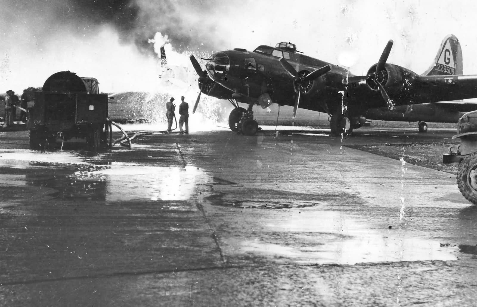 305th_Bomb_Group_B-17F_Fire_at_Chelveston_England_August_1943_42-29508.jpg