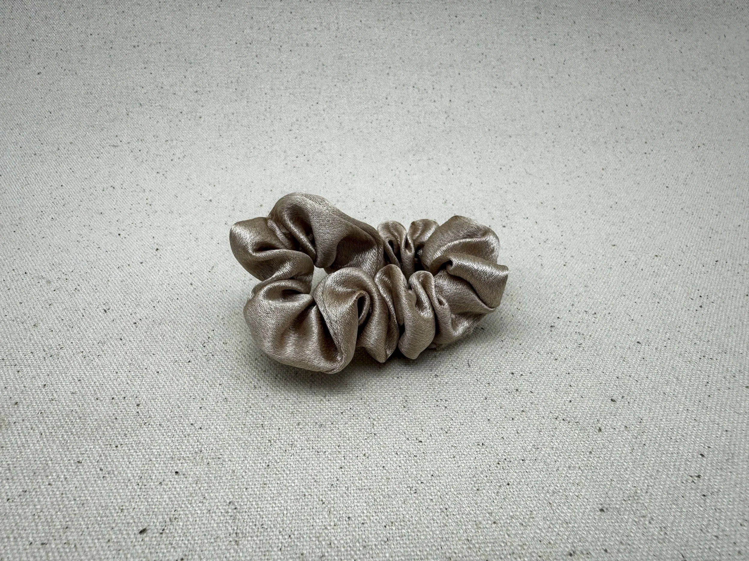 Champagne scrunchy, 2026