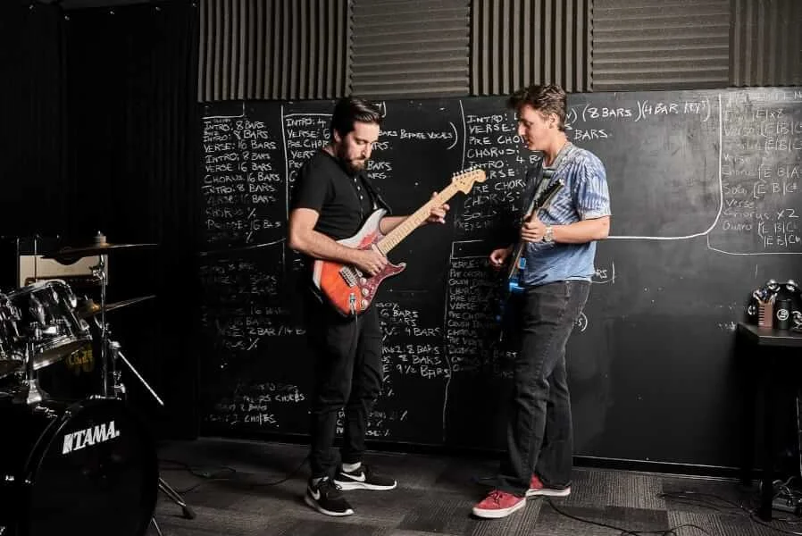 intermediateguitarlessons1527031042.jpg