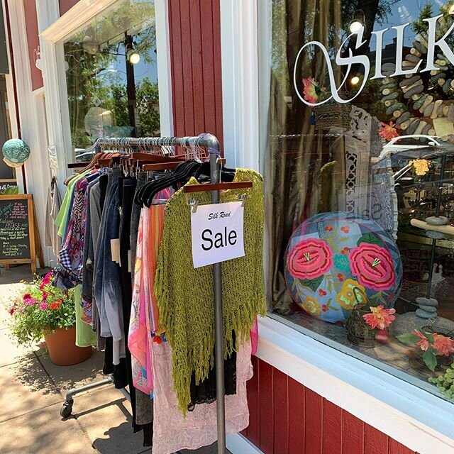 More summer sales on the block!! We&rsquo;re so happy our favorite shops are back open for business! Check out the @silkroadwashpark sale, and grab one of their cute masks, too!