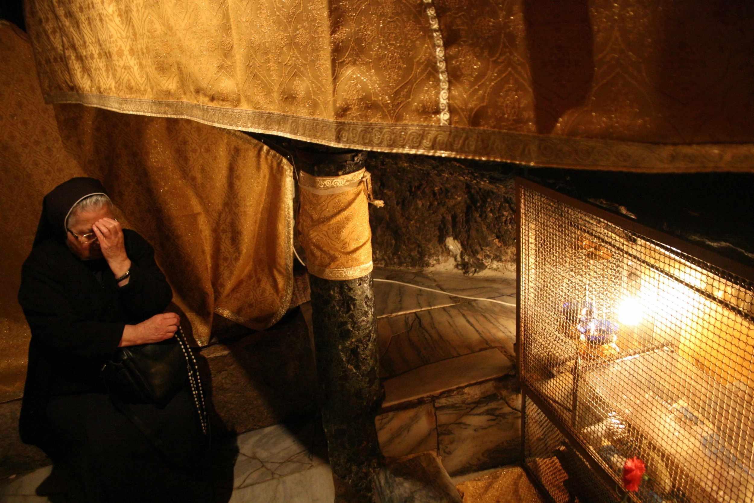  A woman praying by the spot, believed to be the birthplace of Jesus Christ. Bethlehem, Israel. 2007.&nbsp; 