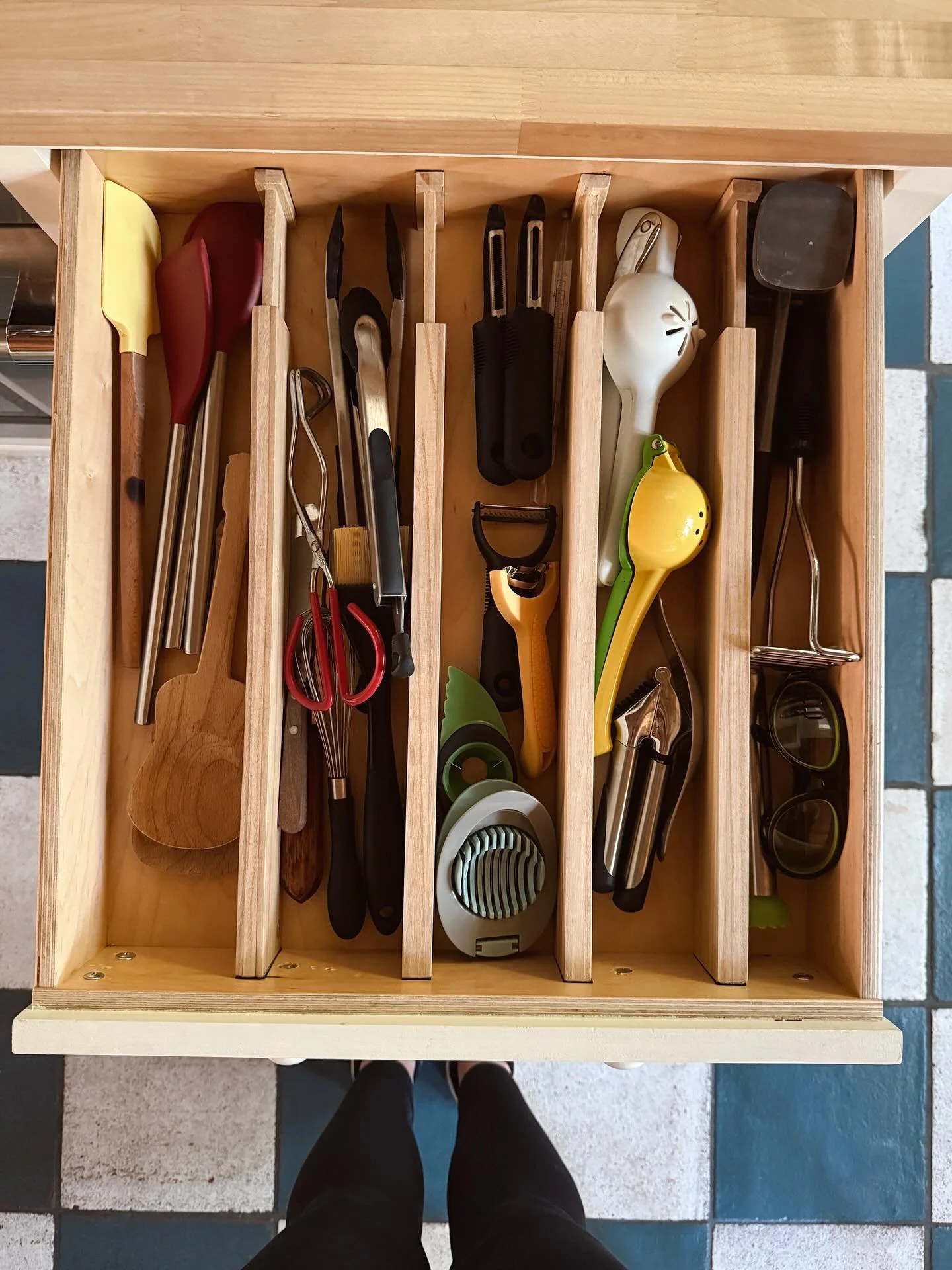 Kitchen drawers + tension dividers = true love forever and ever. ❤️💕✨

#losangelesorganizer #kitchenorganizer