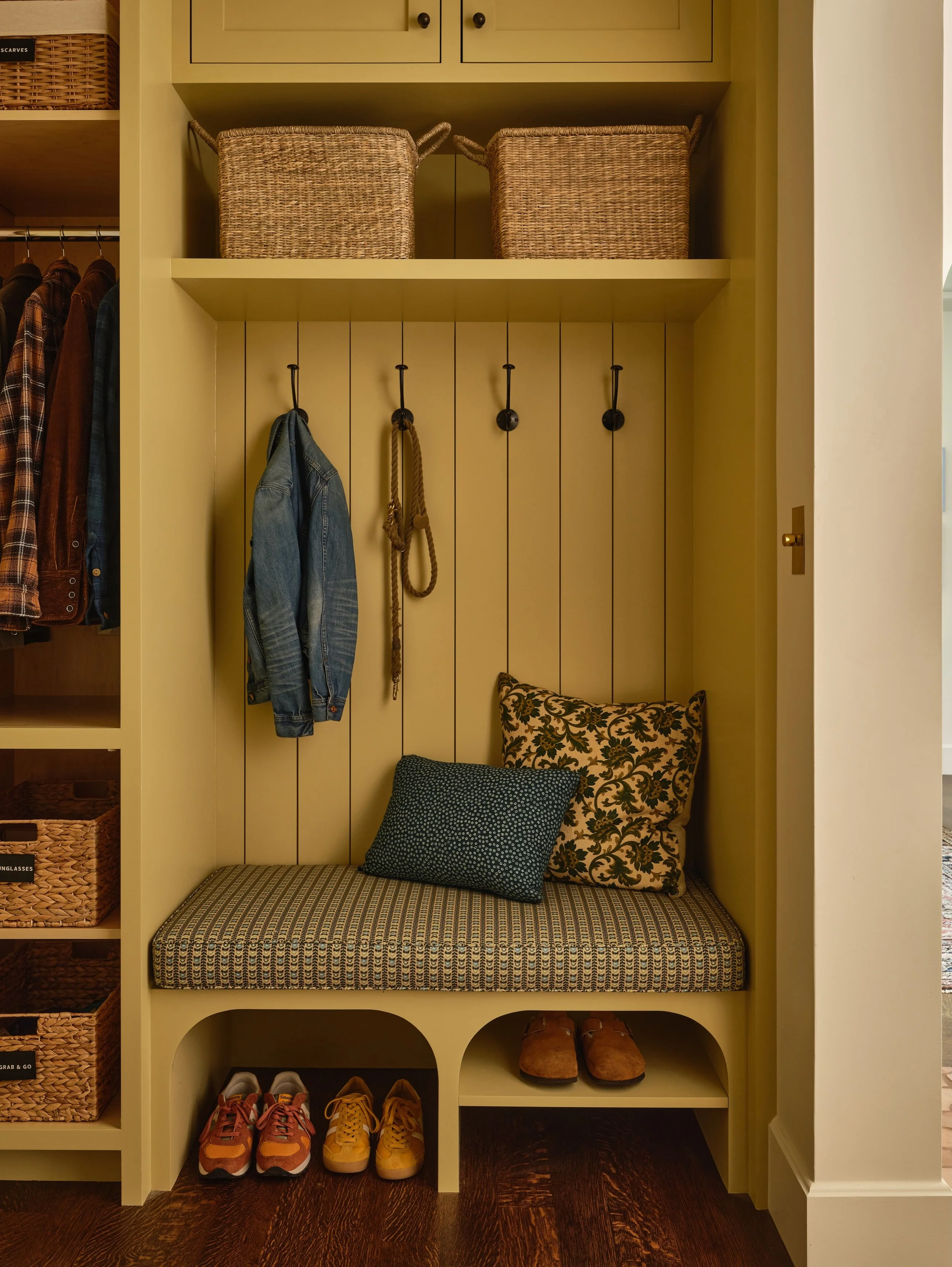 I love this mudroom we got to organize with @heathinteriordesign and shoot with @michaelcliffordphotography. 🍯