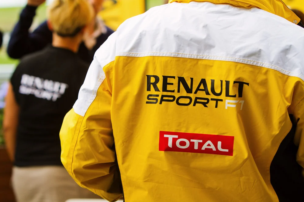 004 GAZi photography Mark Webber Renault.jpg