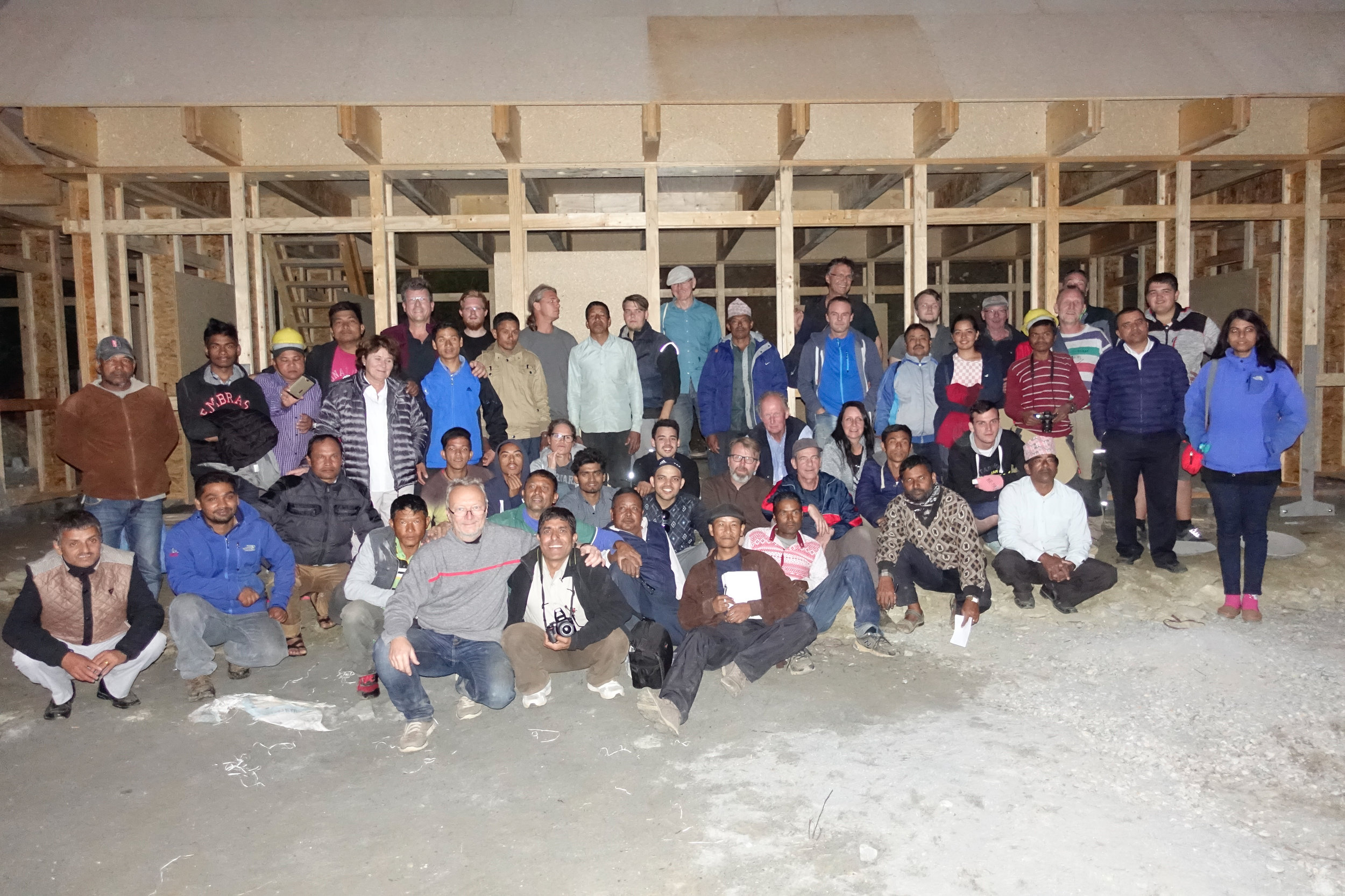 Das komplette Aufbauteam der Häuser für Children Nepal in den Bergen von Pokhara, Nepal