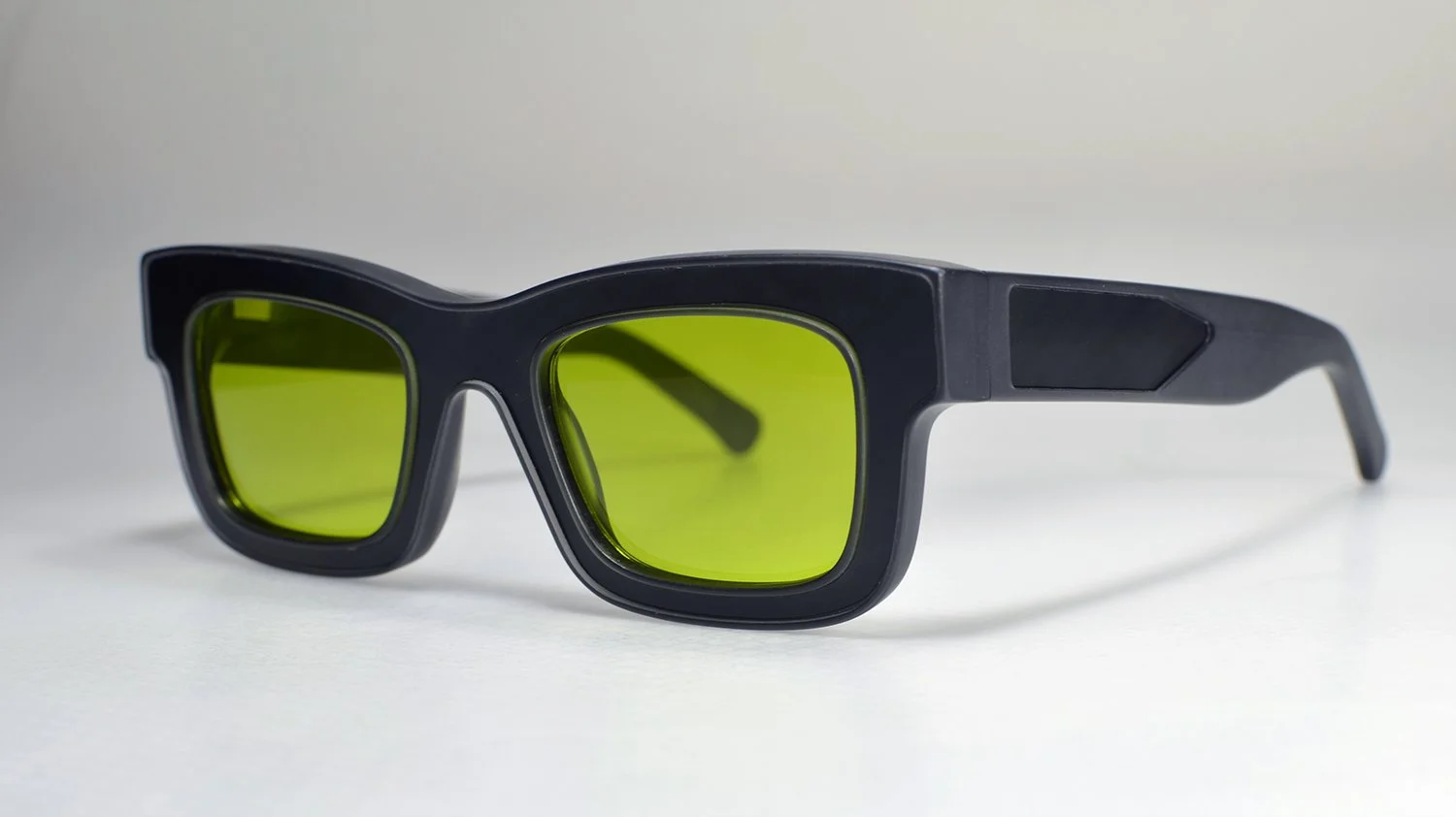 reflectacles-privacy-eyewear-phantom-monitoring-public-space.jpg