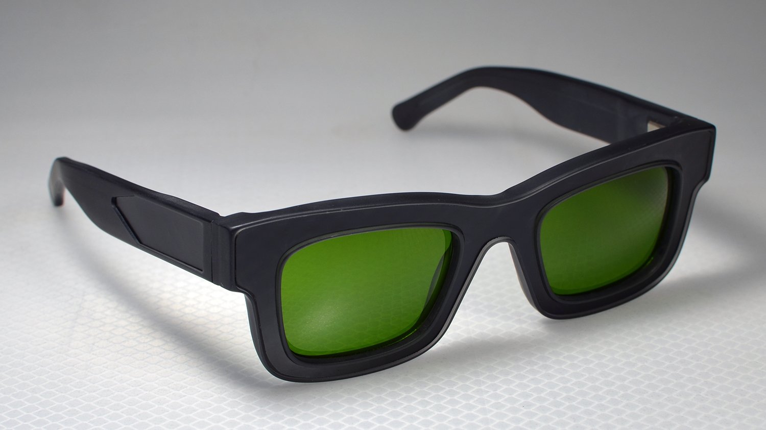 reflectacles-privacy-eyewear-phantom-d-sunglasses-infrared.jpg