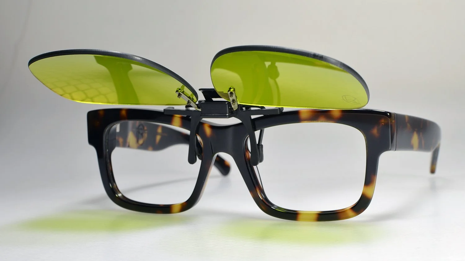 reflectacles-privacy-eyewear-universal-irclip-l-up-adversarial-glasses.jpg