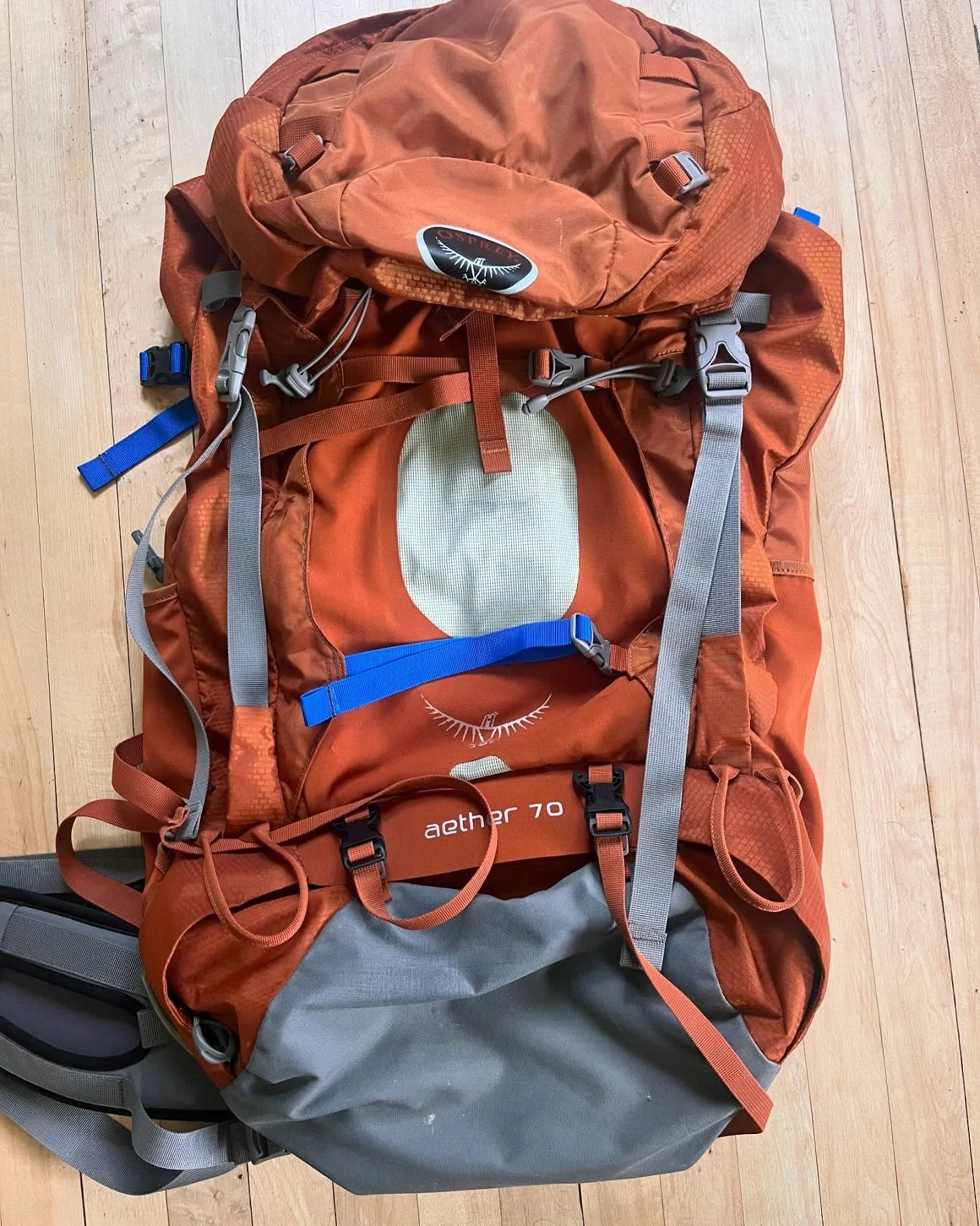 Adding some straps, buckles, and more straps to this Osprey pack. Due to the location of some of the straps not fitting under my machine, I hand tacked the side straps 👍 this was fun and I love adding color! #boltwest #boltwestrepairs #repairwear #i