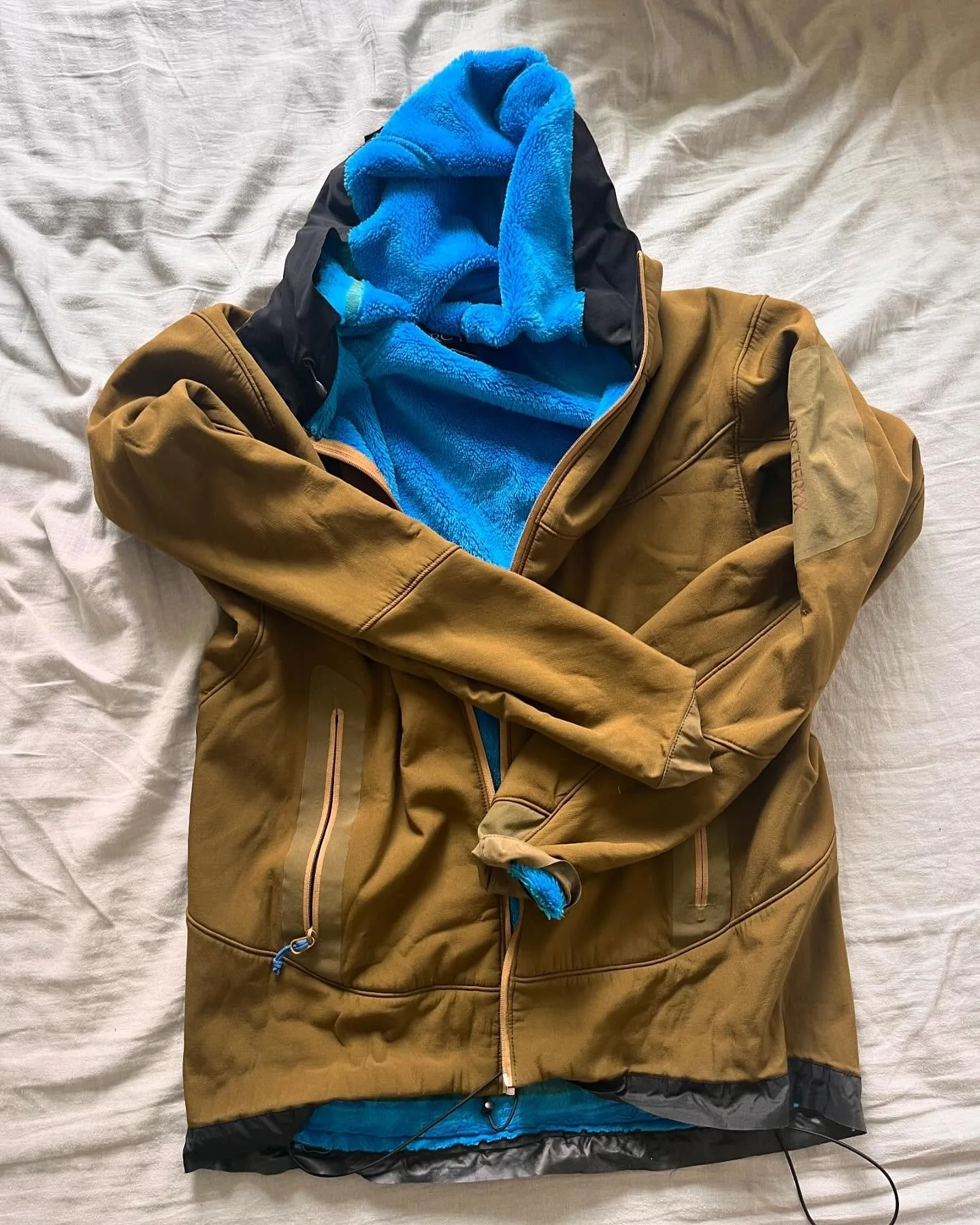 Thank you @aaronbarber.us for bringing me all the Arcteryx repairs for today, you put me to work! 😂 🪶 #ifitsbrokefixit #patchit #repairs #gearrepair #repairwear #boltwest