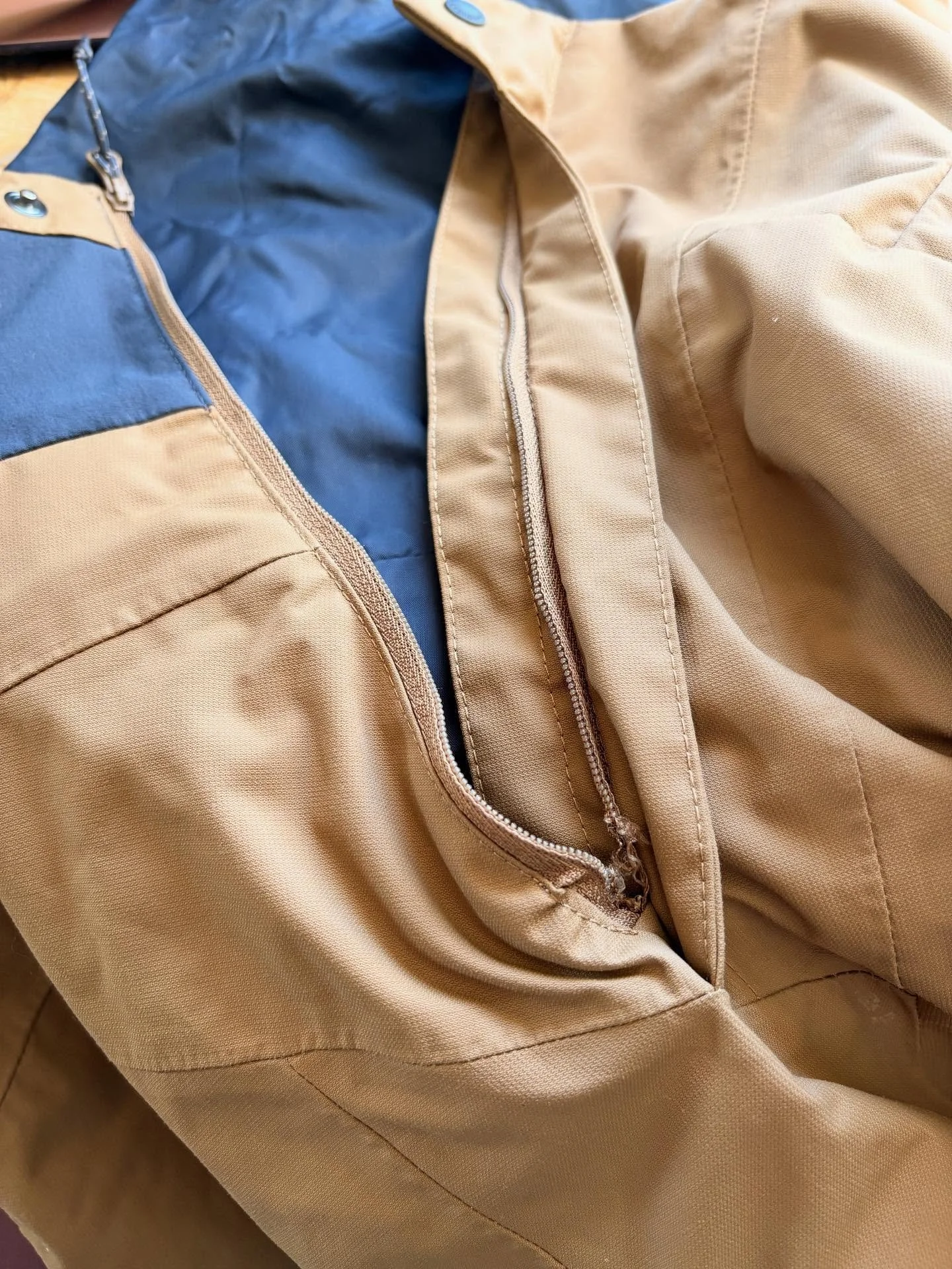 Got a busted zipper that needs to be replaced before winter? I&rsquo;ve got options!  Decided to make this a simple top applied replacement 👍 #boltwest #boltwestrepairwear #ifitsbrokefixit #zipperrepair #zipperreplqcement