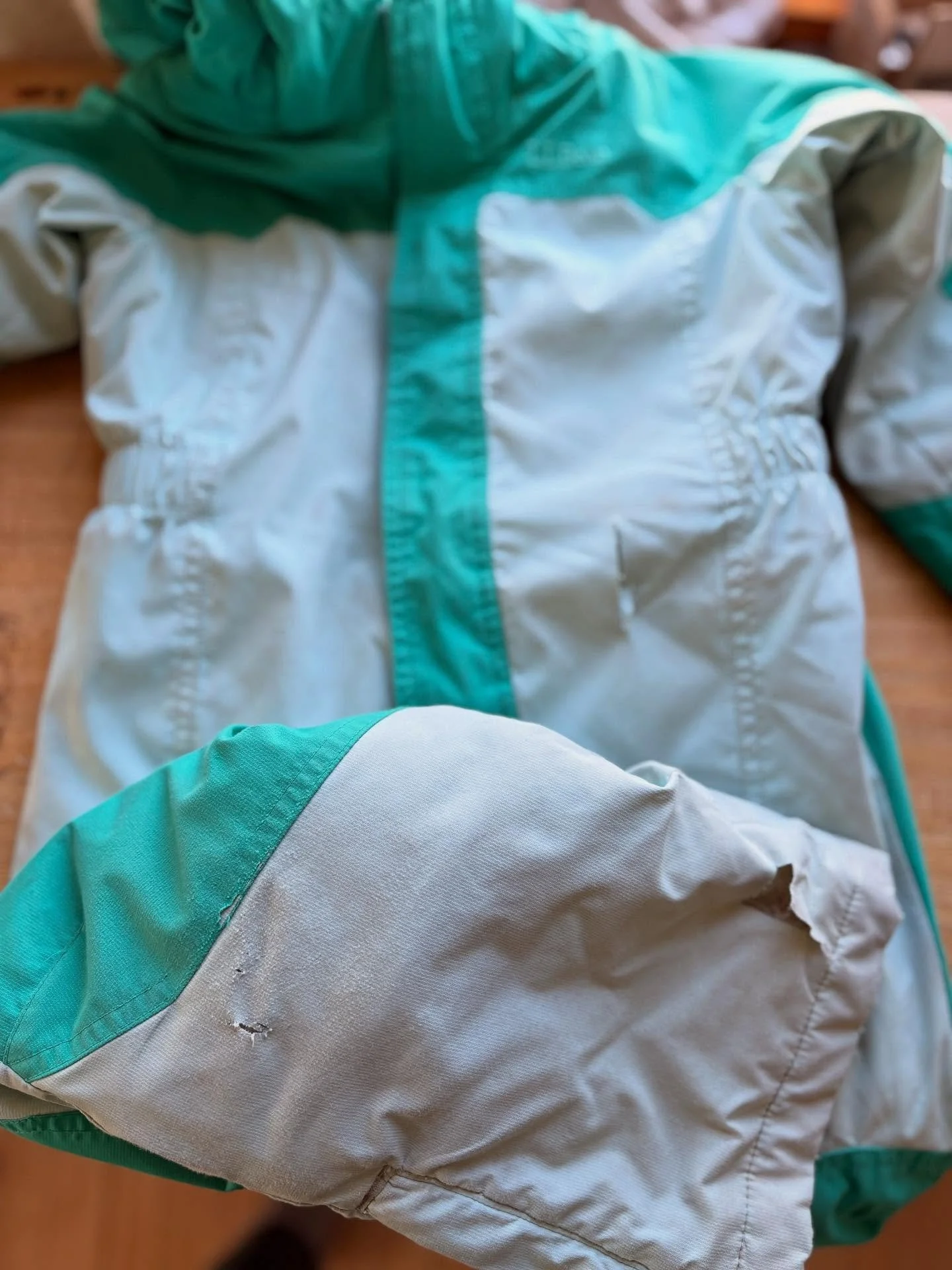 You can&rsquo;t see all the rips for the before but we&rsquo;ve got some more years for the little one with this snowsuit 👍 all patched up and ready for winter! #patchit #boltwestrepirwear #boltwestrepairs #boltwest #ifitsbrokefixit #diy #patching #