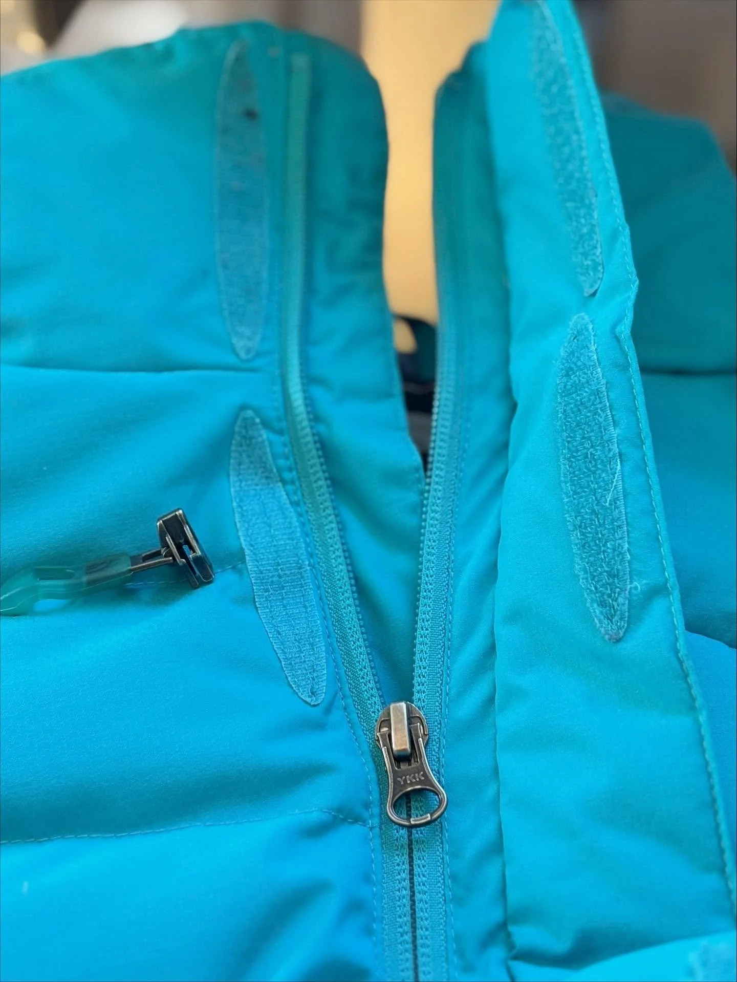 Does your zipper split when you zip it up? Do you have zipper pull that just doesn&rsquo;t feel as smooth when using it? The problem is usually the slider and not the zipper tape itself! Let me help you replace that slider quick for you! #boltwest #b