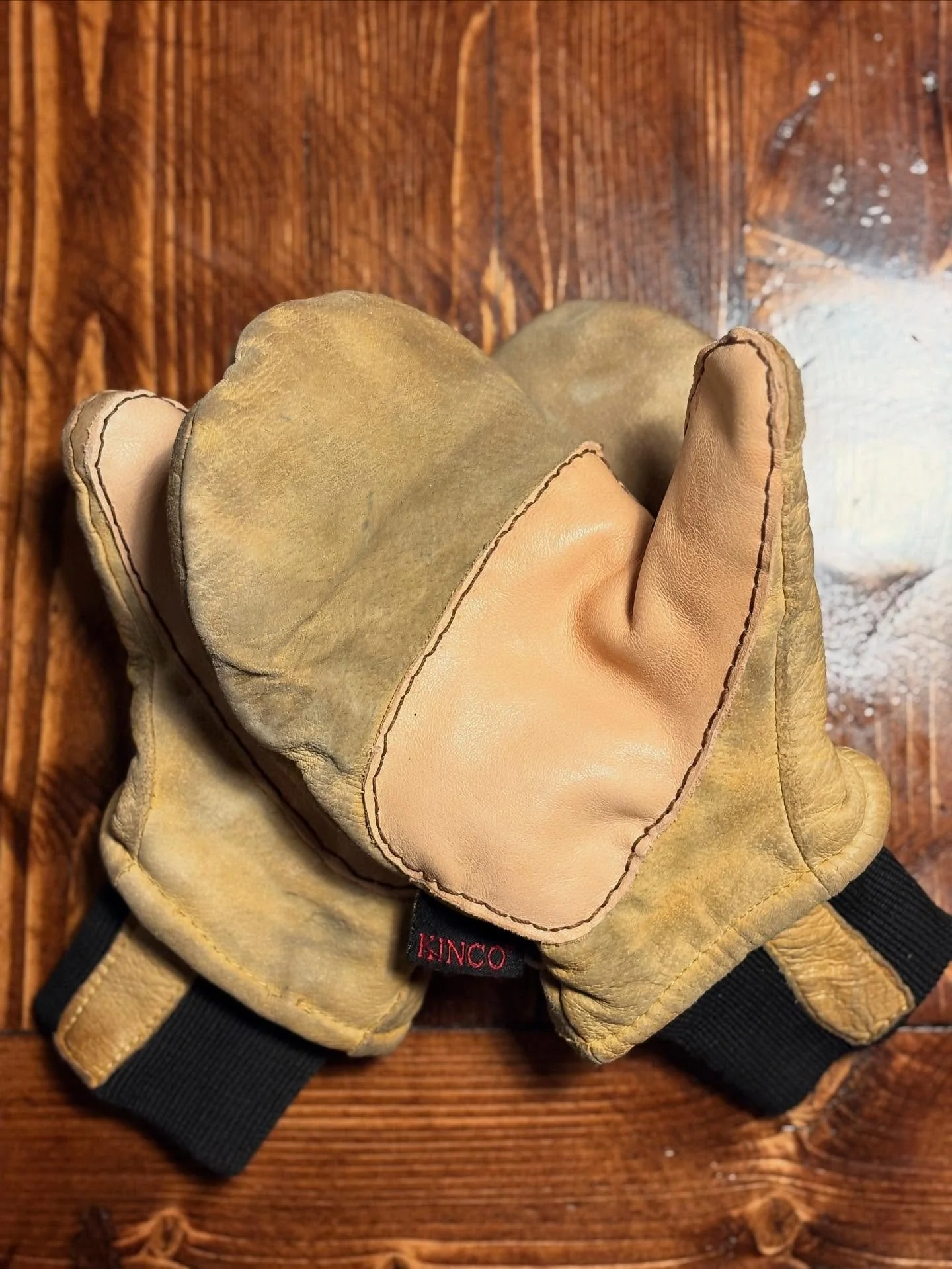 Hey friends! It&rsquo;s getting cold out there, bring in your gear before those temps drop! Here&rsquo;s a pair of leather mittens I finished yesterday. Keep an eye out for events coming up for the holidays and into the new year! #mittenrepair #leath
