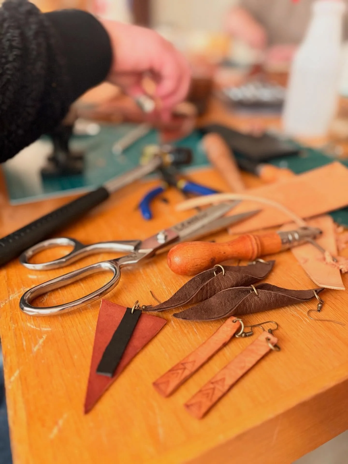 Thank you @spiritofthelakearts for hosting this little DIY leather earring class this morning! How fun 🩵 #boltwest #leatherearrings #diy