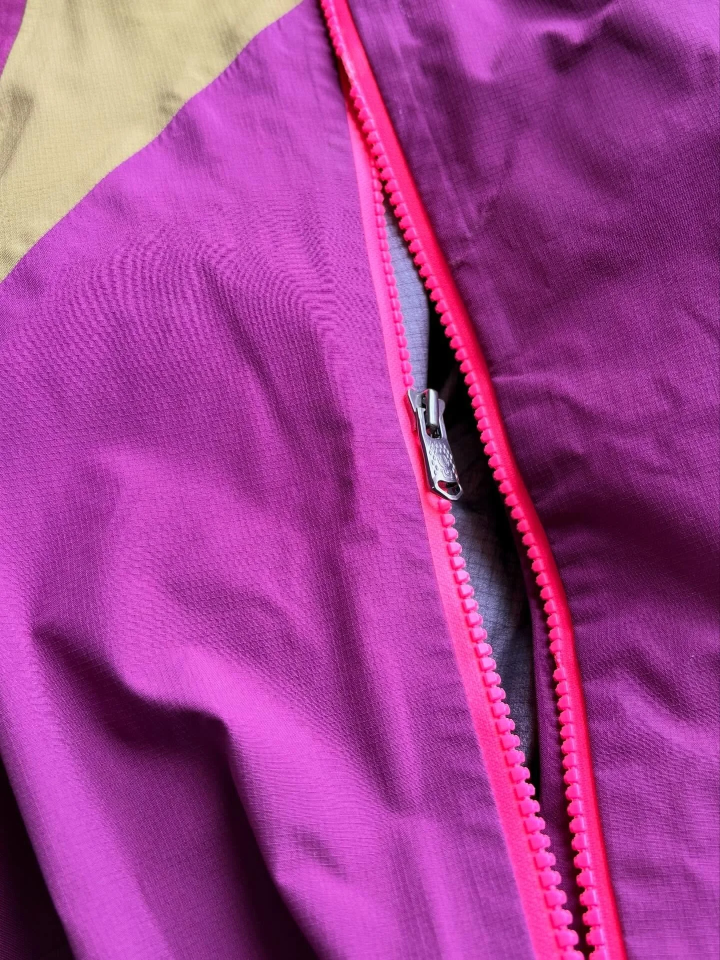 Replaced this vislon zipper that multiple teeth broke off of for a coil quick fix 👍 these snow bibs were rad but so much seam taping so the customer chose the quick top lay zipper replacement! #boltwest #boltwestrepairs #boltwestrepairwear #ifitsbro